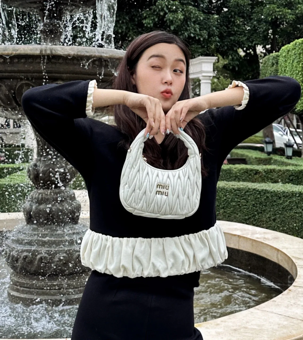 Сумка Miu Miu Wander — подборка фотографий, демонстрирующих людей, носящих её.