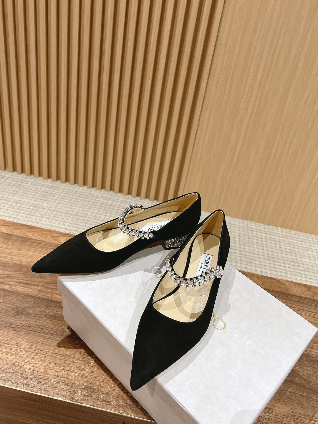 Туфли ?Мэри Джейн? от Jimmy с ремешком, украшенным стразами — черные.