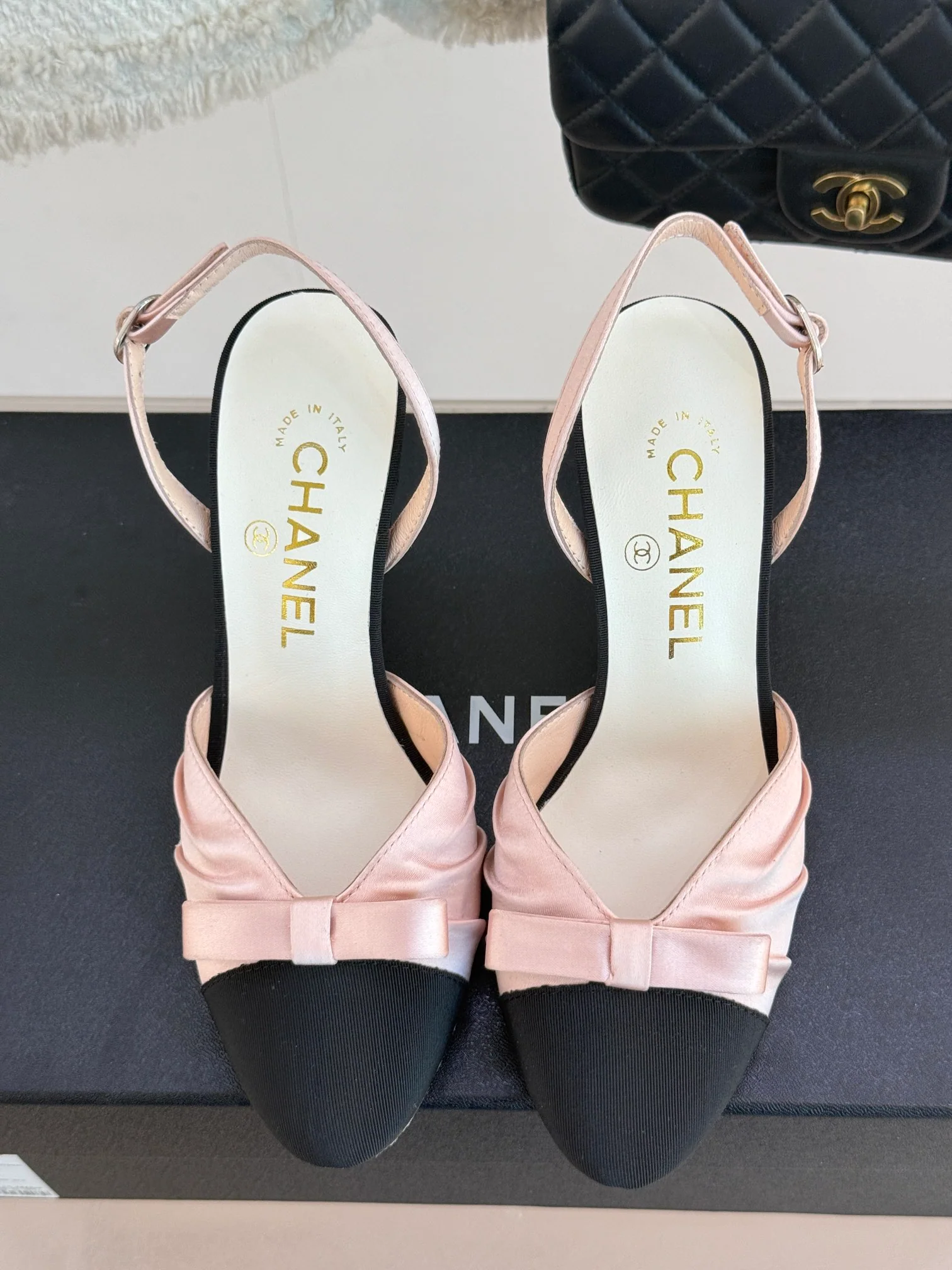 Босоножки на высоком каблуке Chanel 2024 с атласным бантом - розовые