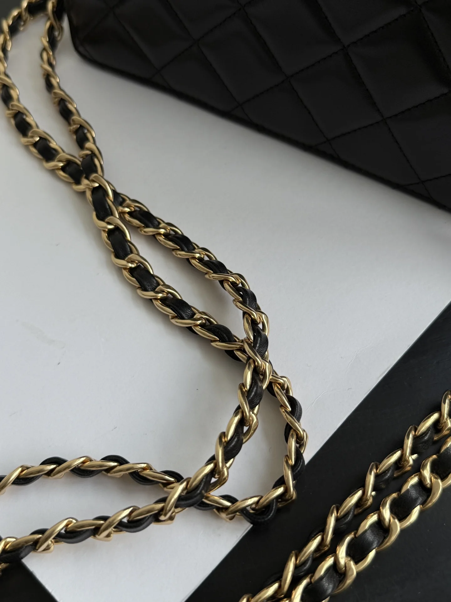 Винтажная квадратная вечерняя сумка Chanel из 24-каратного золота - черная.