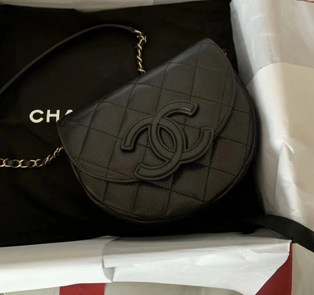 Новинка сезона весна/лето 2023 от Chanel - сумка Lychee Bull Saddle Bag - черная.