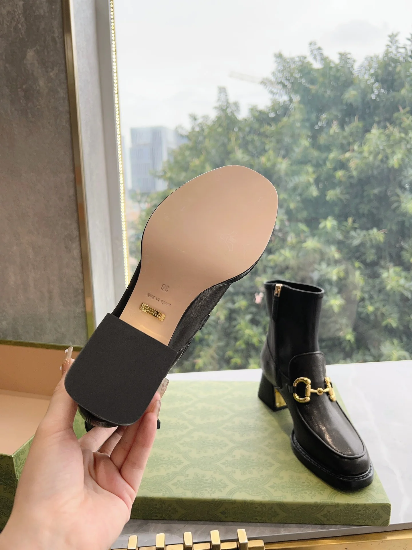 Новинка сезона осень/зима 2023 от Gucci - Ботильоны на массивном каблуке с застежкой-молнией - Черные