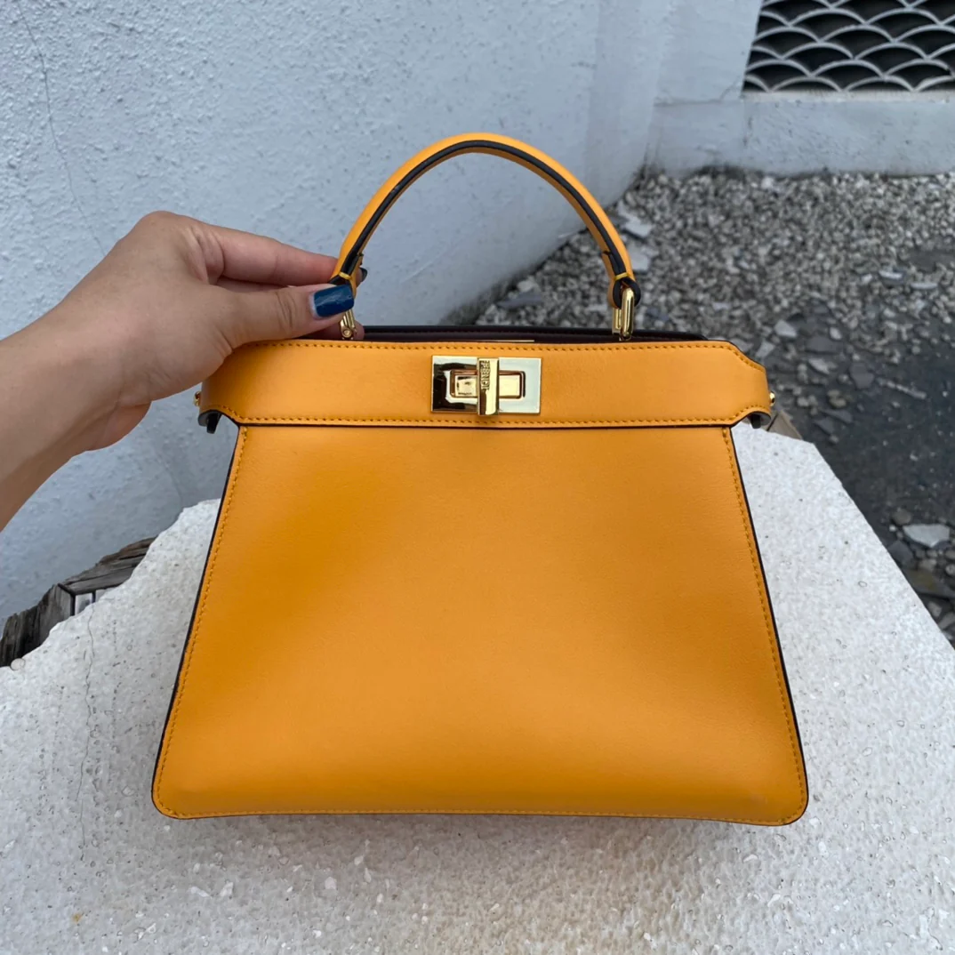 Маленькая желтая кожаная сумка Fendi Peekaboo i-seey - 1