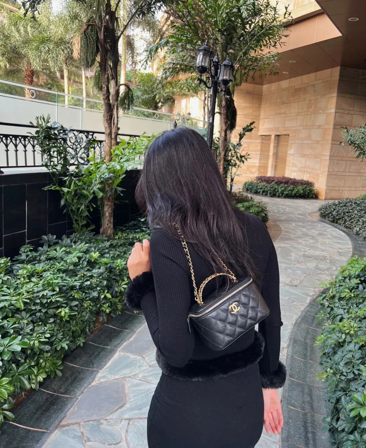 Браслет Chanel из весенне-летней коллекции - с буквой - квадратная форма - черный