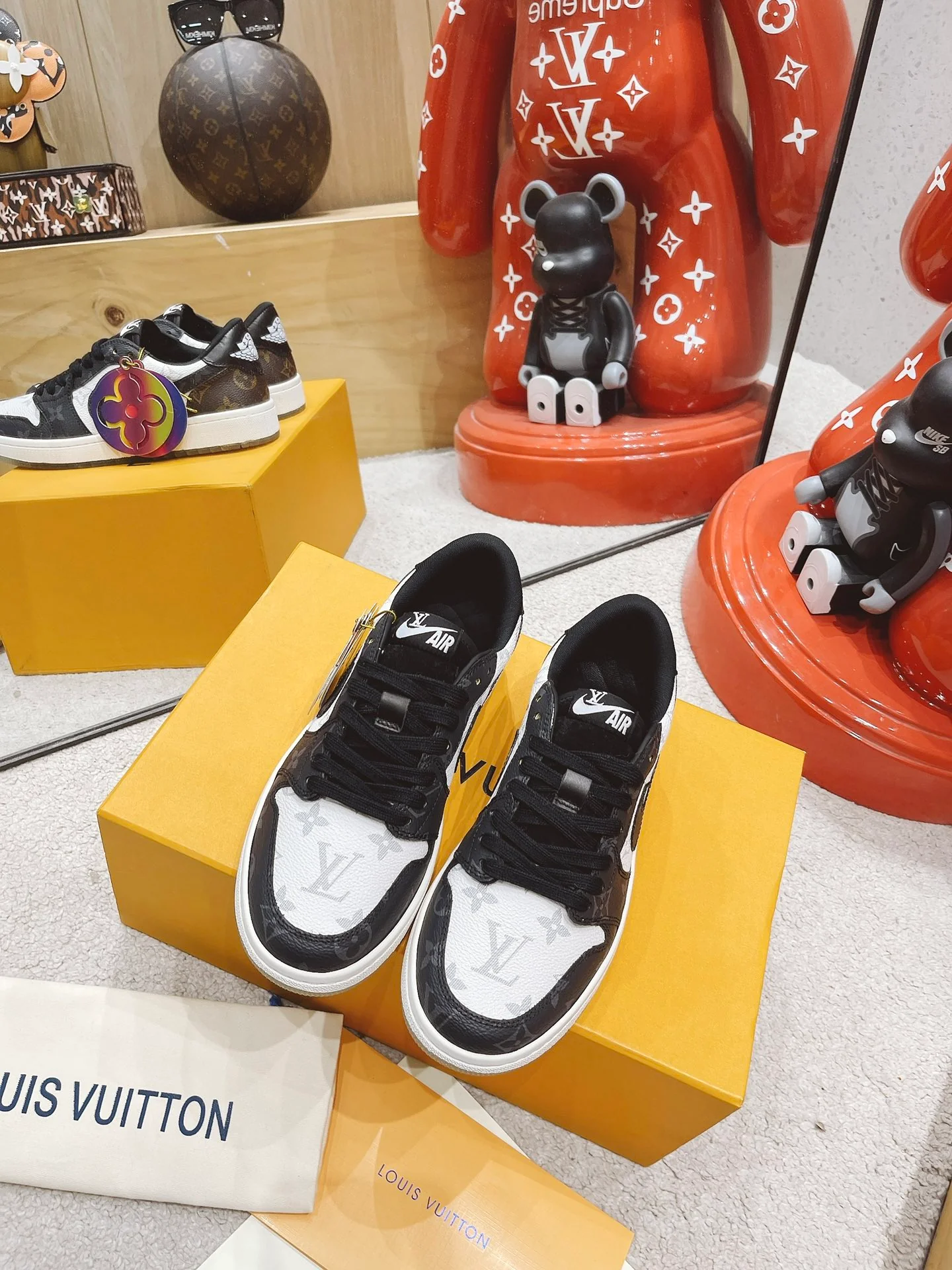 Обувь LV — обувь, созданная в сотрудничестве LV и Nike.