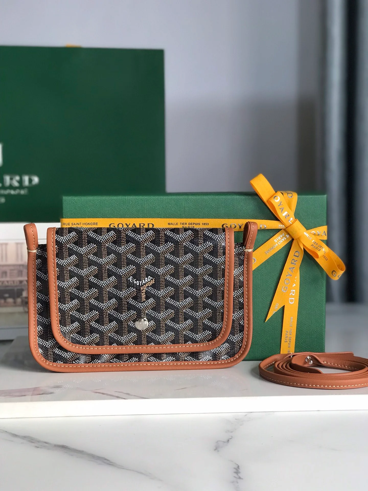 Трехслойная плоская сумка Goyard Plumet серии - коричневая