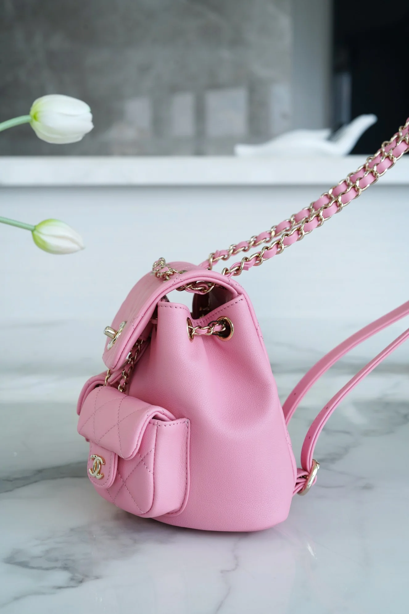 Коллекция Chanel Весна/Лето 2023 - Duma - Однотонный рюкзак из телячьей кожи - Розовый - Мини