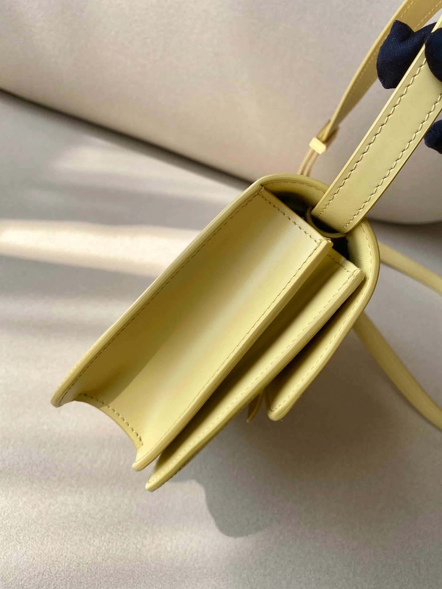 Сумка Celine Box-Tteen из полированной телячьей кожи — желтая.