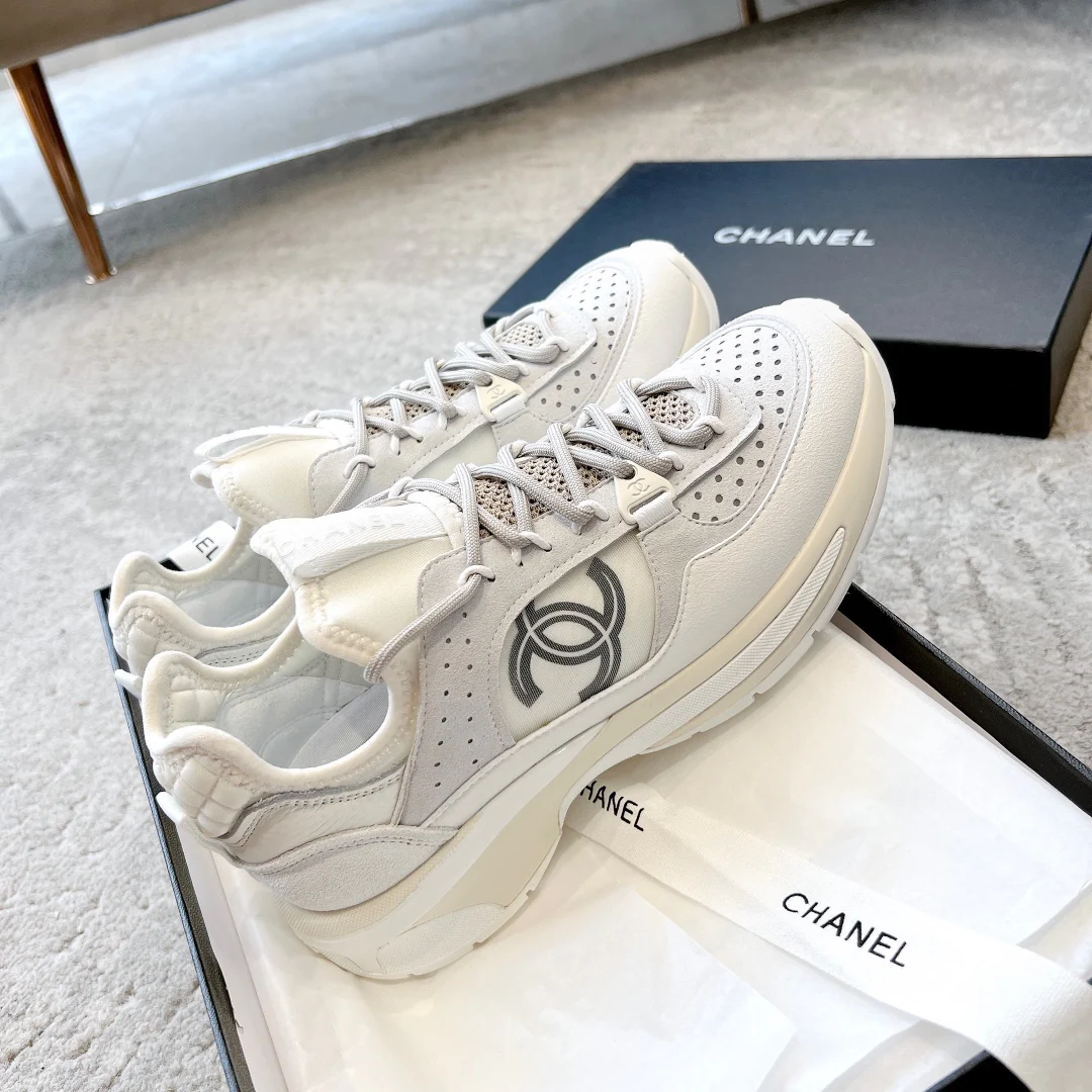 Новые поступления коллекции Chanel Весна/Лето 2023 - Кроссовки - Белые - 1