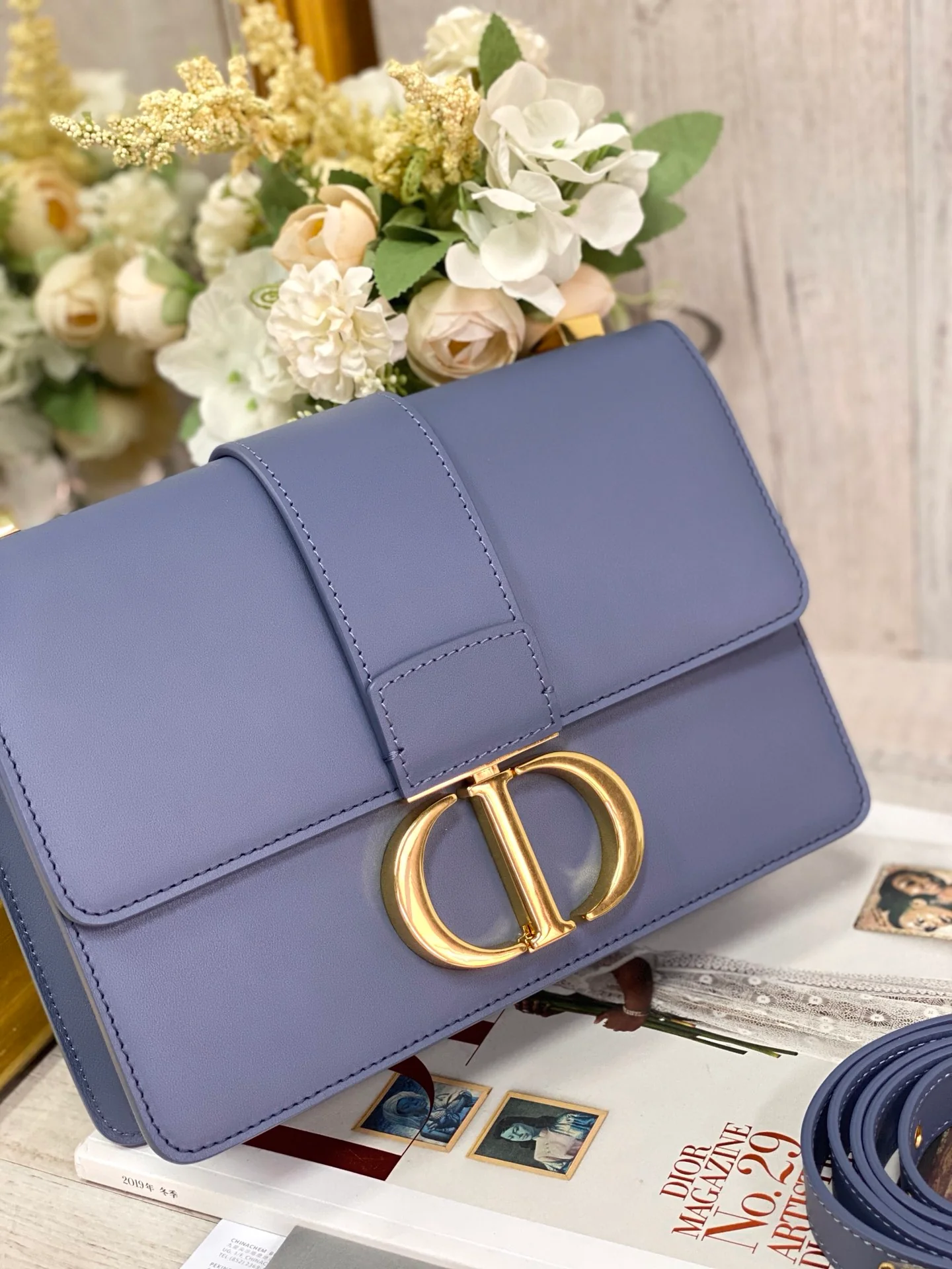 Часы Dior Montaigne серии 30, 24 см, гладкая кожа, темно-синий цвет.