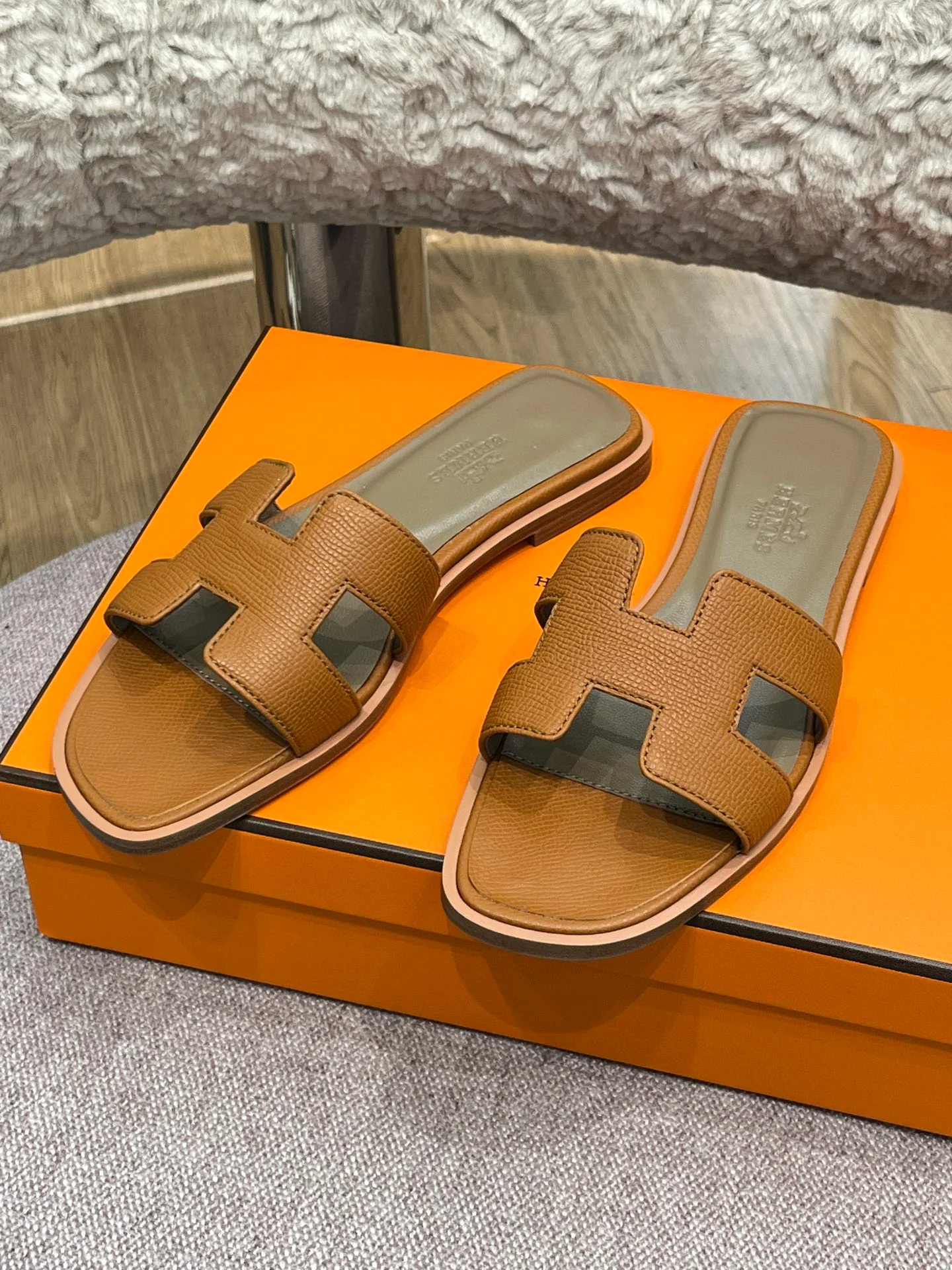 Новинка сезона весна/лето 2022 от Hermes - сандалии на плоской подошве