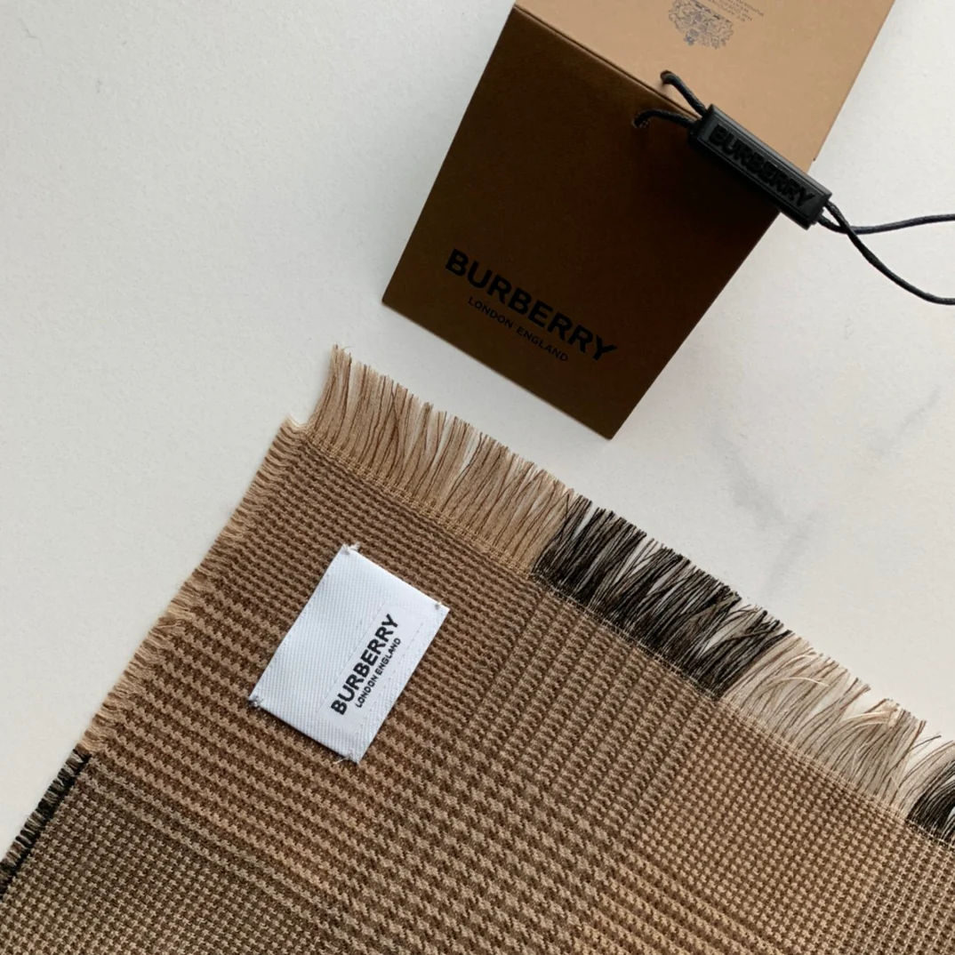 Бестселлер Burberry: тонкий двусторонний шарф в клетку.