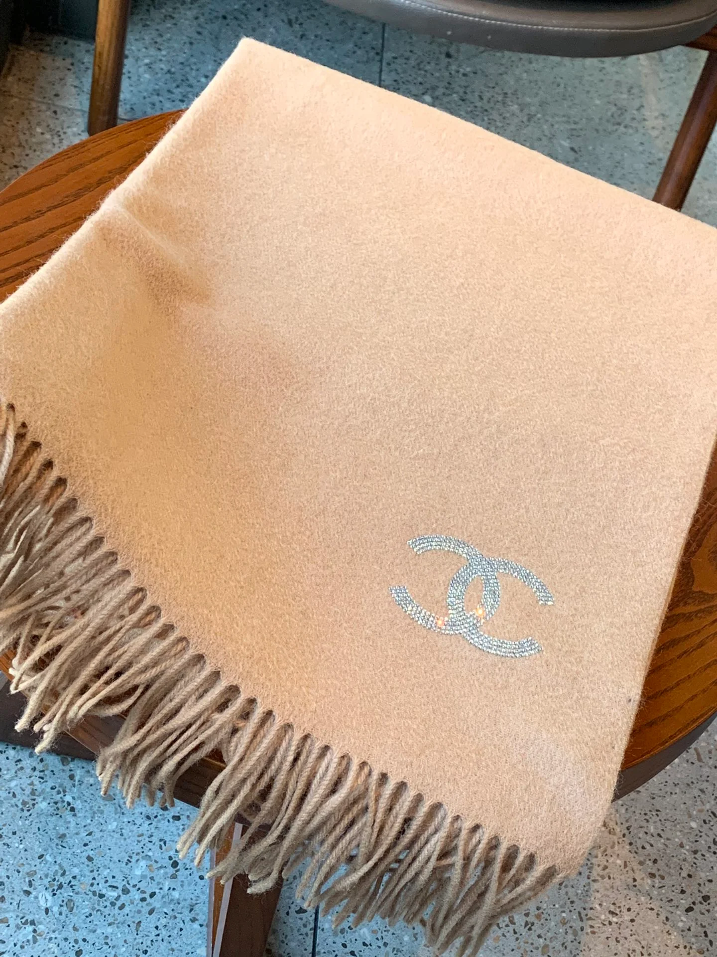 Chanel - Кашемировый шарф, украшенный бриллиантами - 180-70-102 см - Абрикосовый