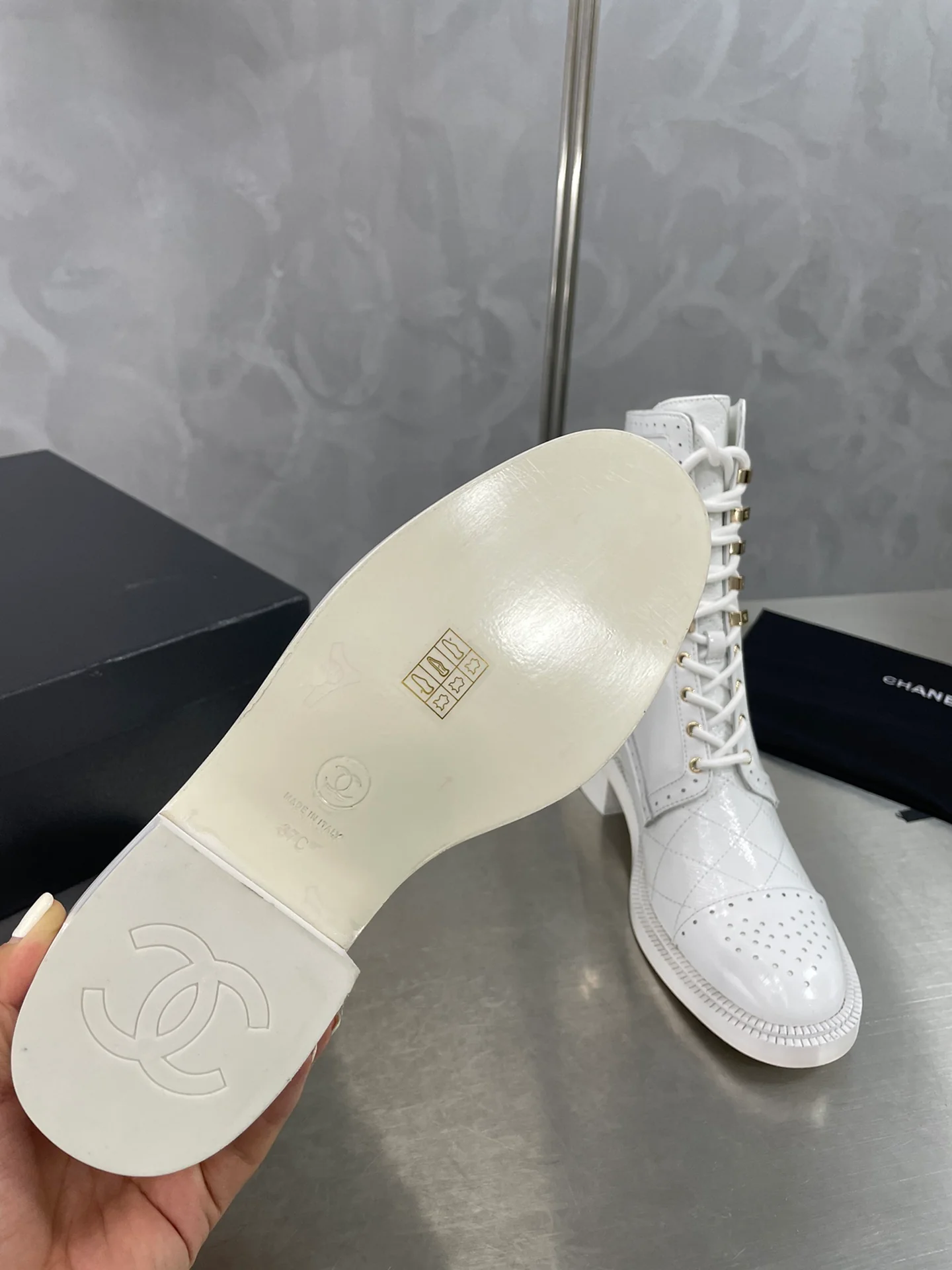 Chanel - Ботильоны на шнуровке на низком каблуке до середины икры - Белые