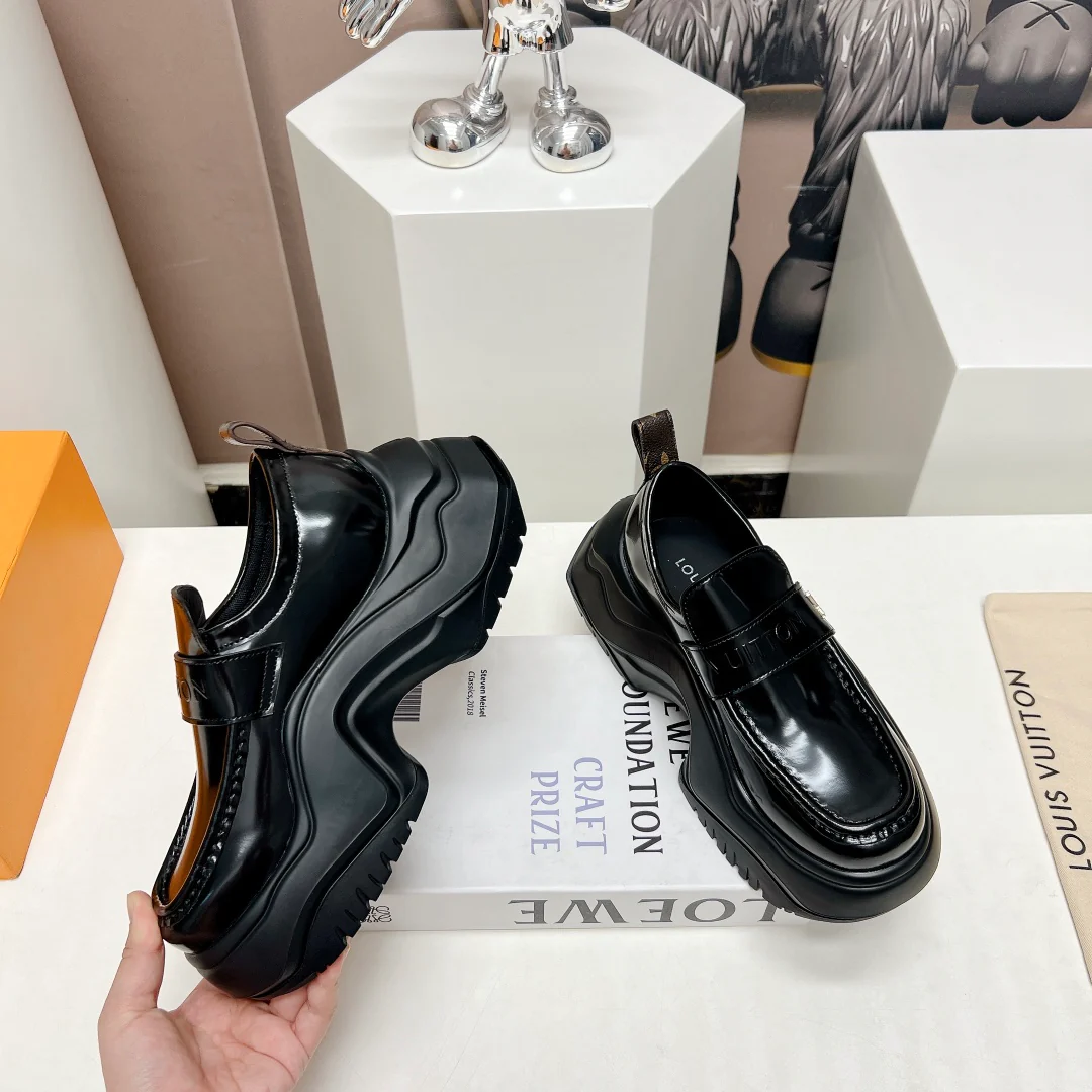 Весенняя новинка LV 2023 — повседневные туфли на платформе с закругленным носком.