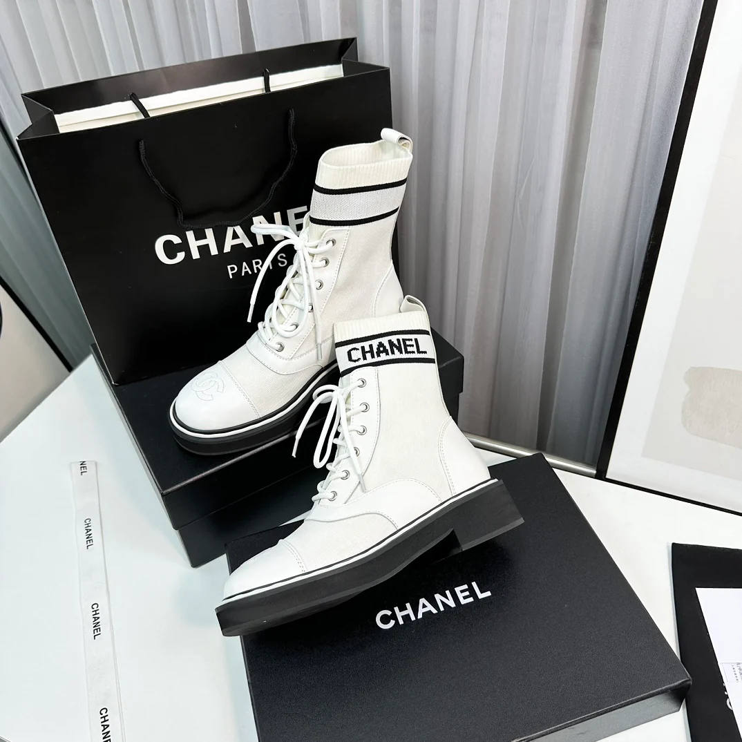 Новинка сезона осень/зима 2023 от Chanel - Ботильоны-носки - Белые