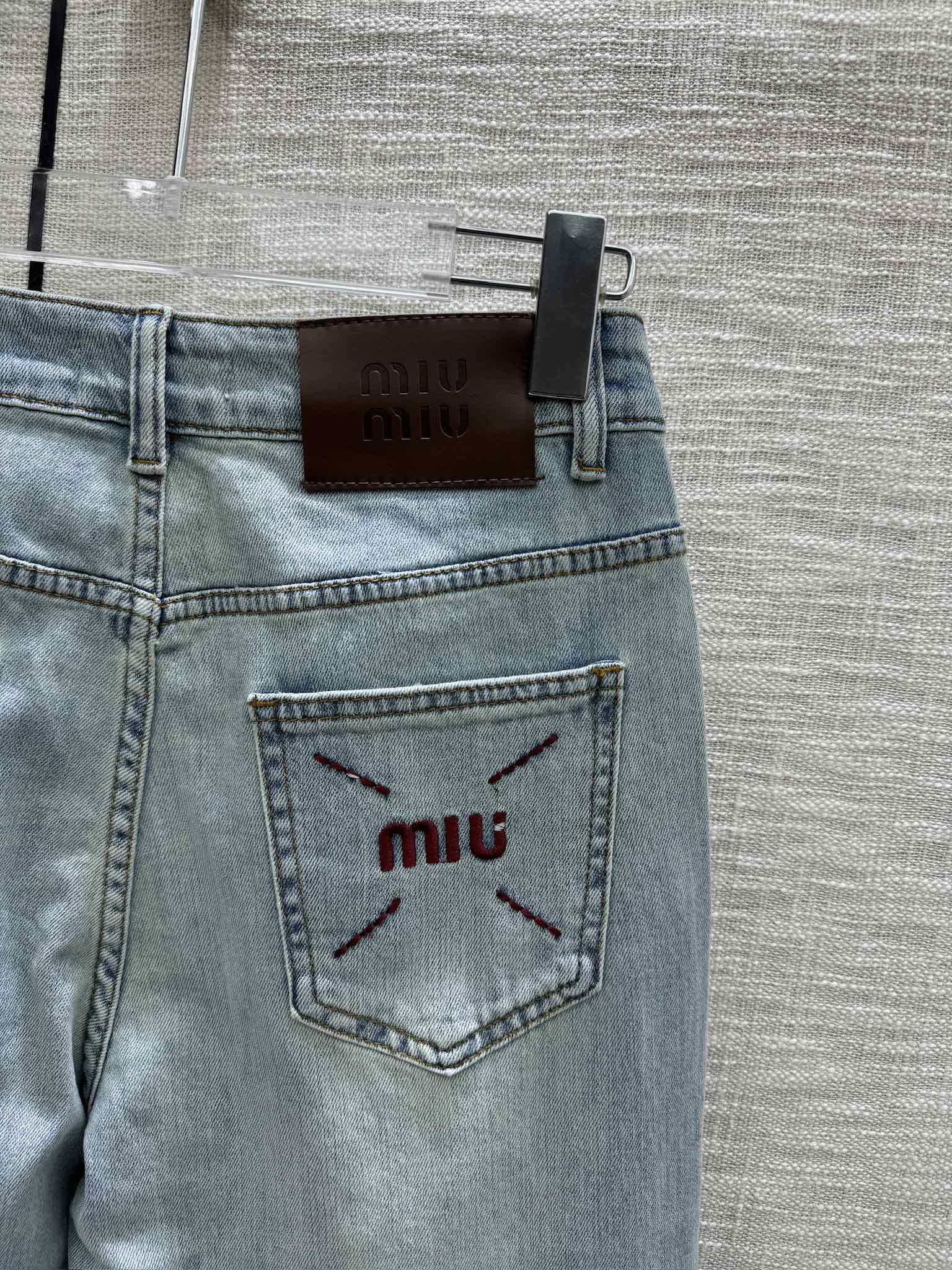 Джинсы Miu Miu 2404 с вышитым логотипом, высокой талией и прямым кроем.