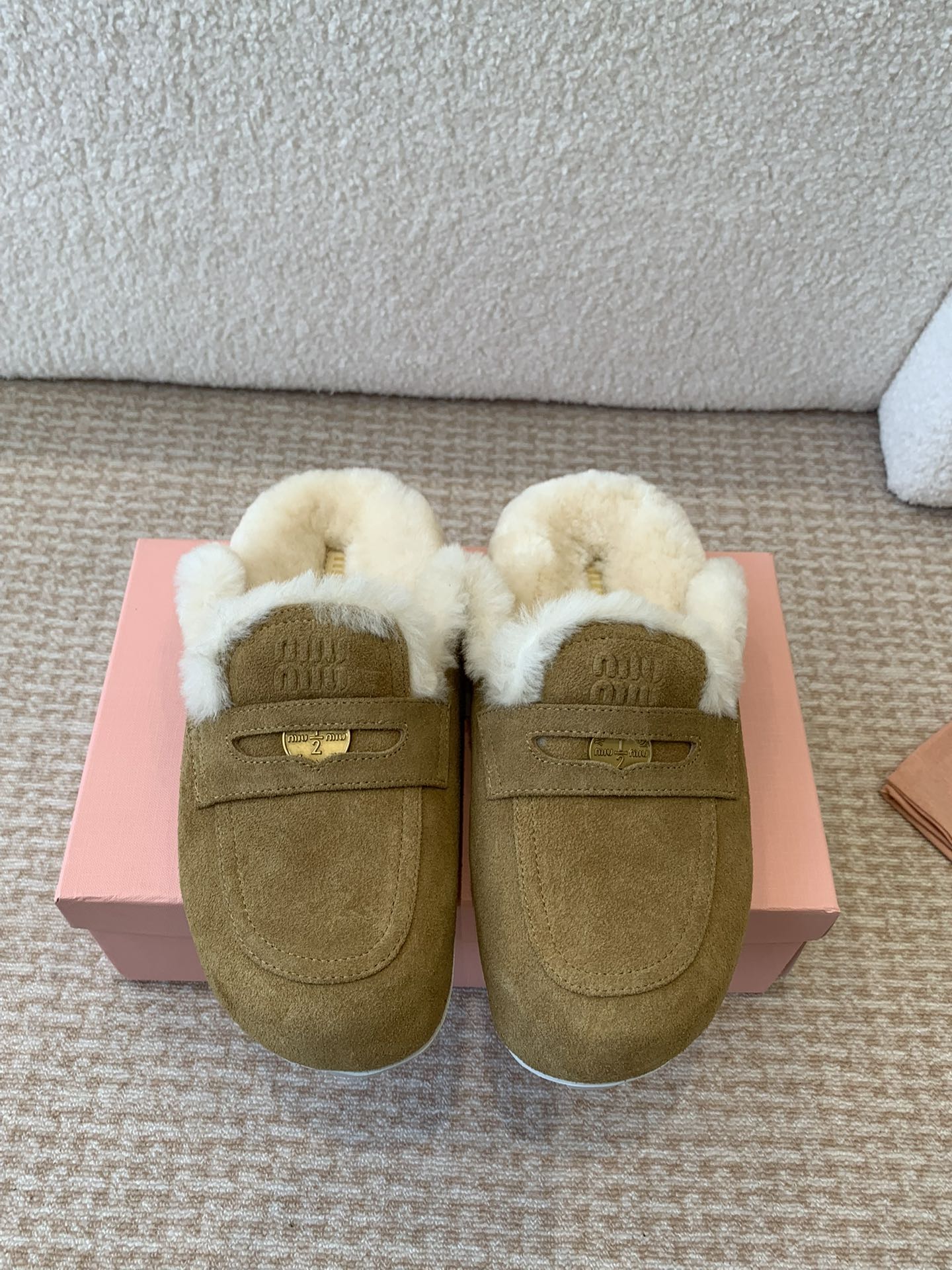 Miu Miu 2024 - Меховые тапочки с закрытым носком - Кофейный цвет