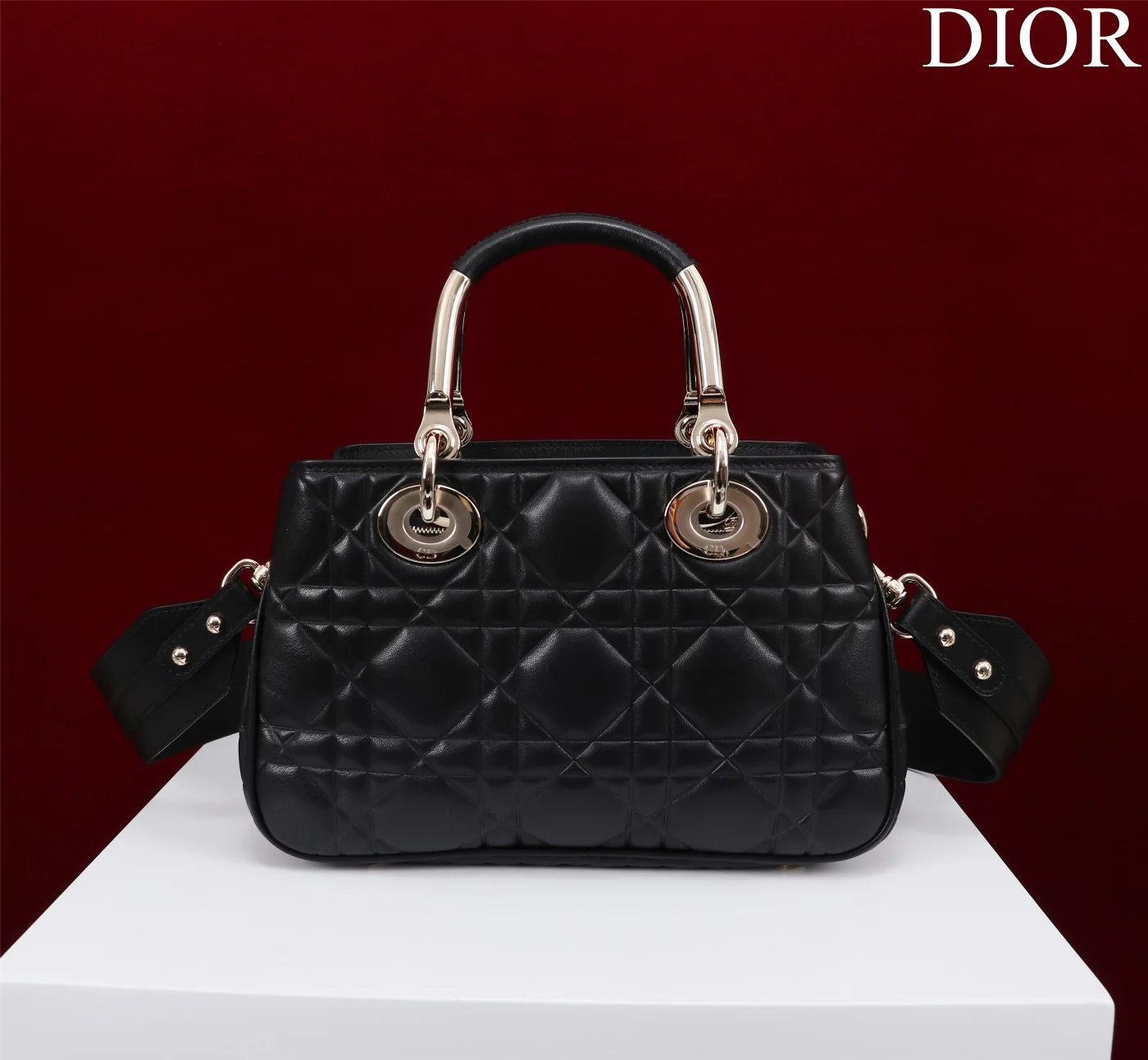 Сумка Dior Lady 95 22, средний размер, черная с золотой пряжкой.