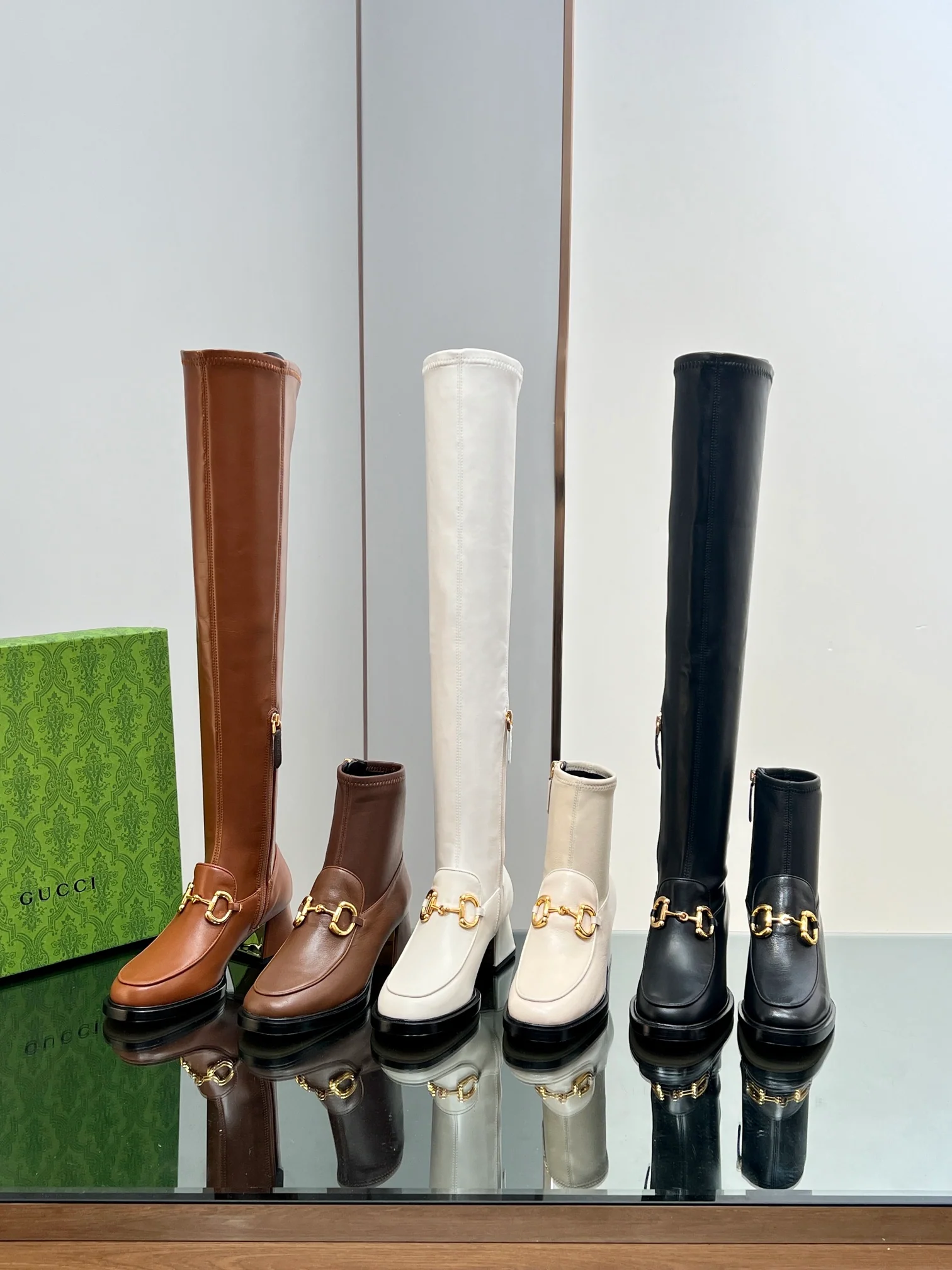 Новинка начала осени 2023 года от Gucci — Эластичные ботфорты с пряжкой ?Конская уздечка? — Черные