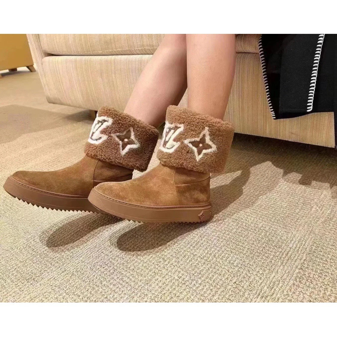 Новинка осенне-зимней коллекции LV 2022 — Снежные сапоги из натуральной овчины — Коричневые