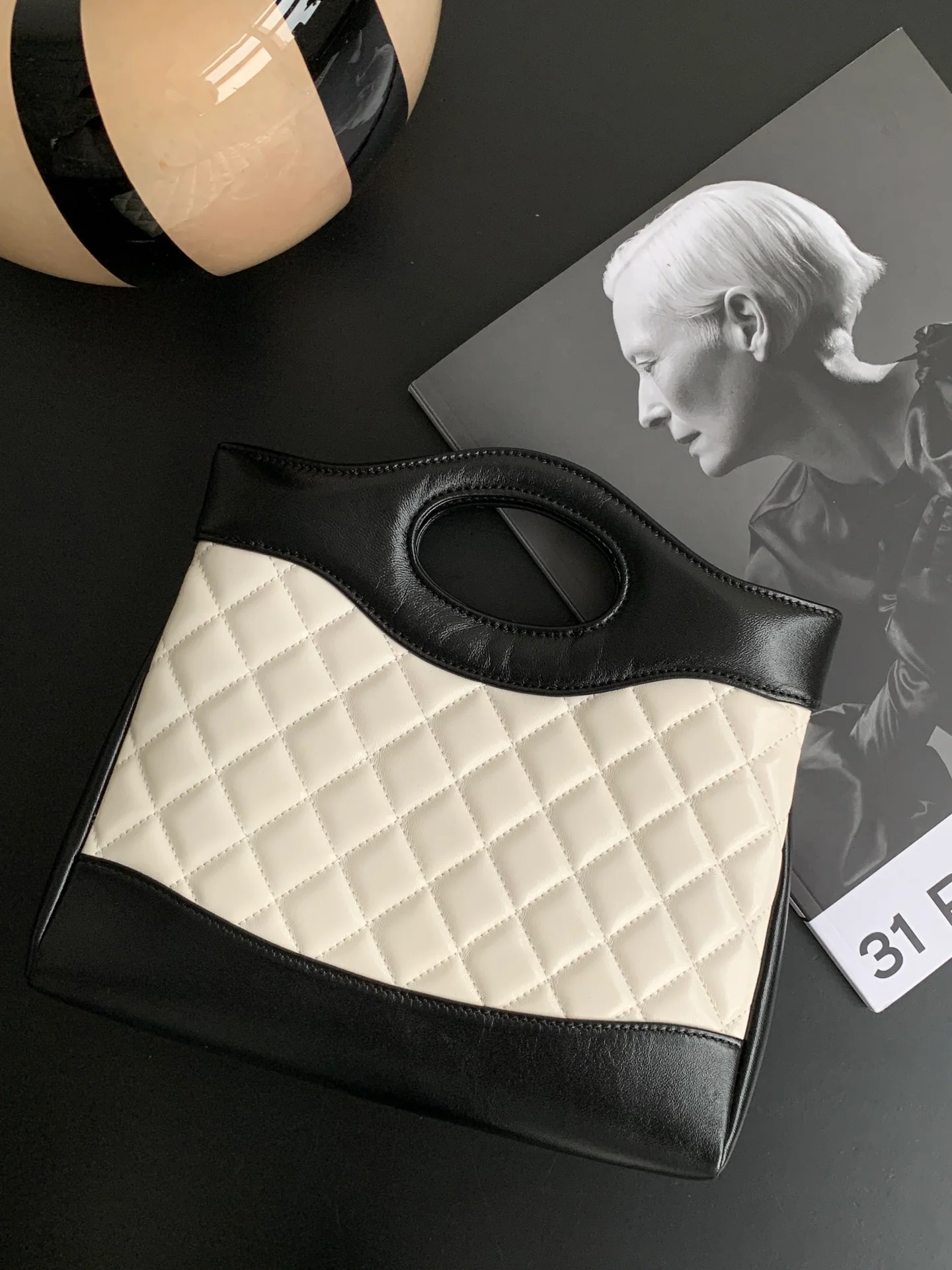 Мини-сумка Chanel 24b 31, черная с отделкой из овечьей кожи, белая