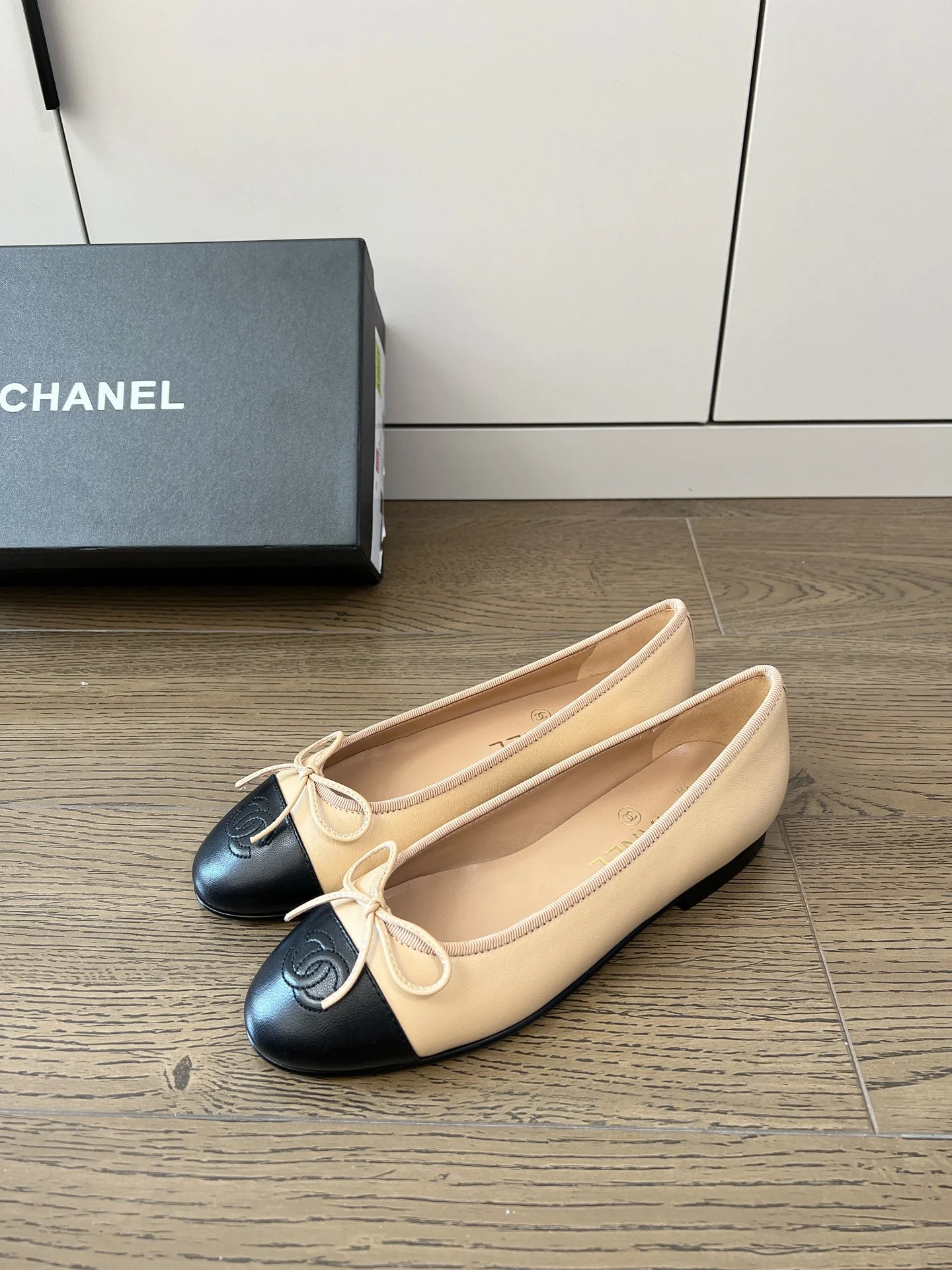 Новинка весны 2023 от Chanel - Классические балетки - Абрикосовый цвет