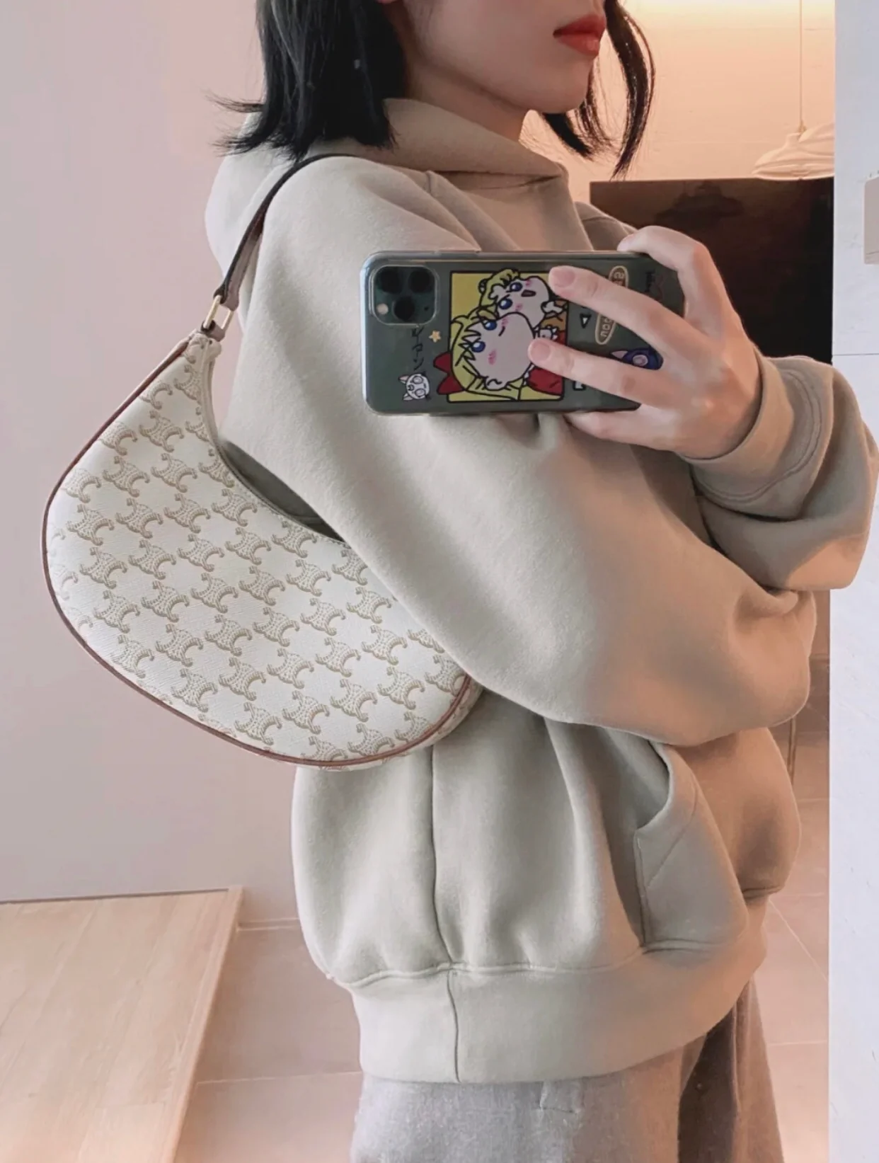 Сумка Celine Ava Triomphe из канваса — белая с монограммой.