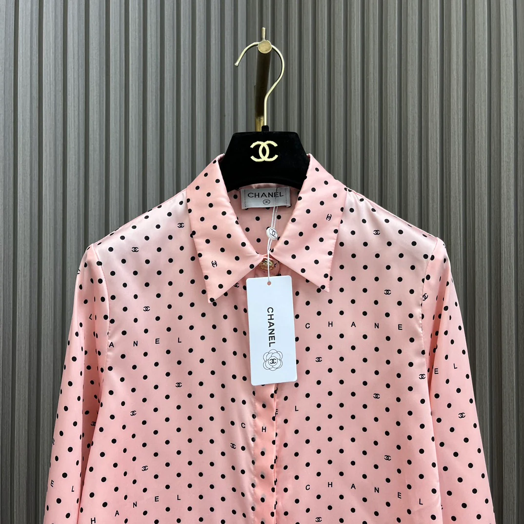 Chanel - 2404-24 Новинка: Комплект из рубашки и шорт в горошек - Розовый