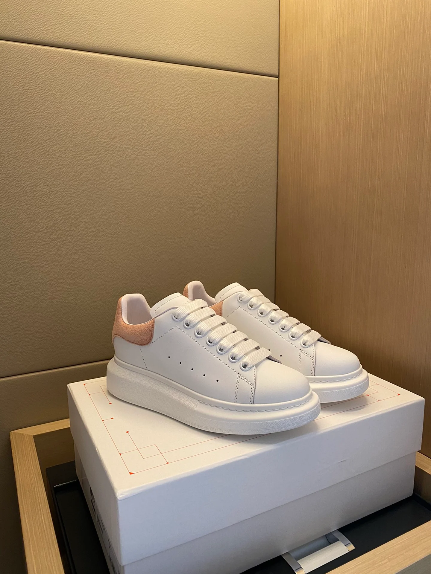 Классические белые кроссовки McQueen с замшевой подошвой и светло-розовым каблуком