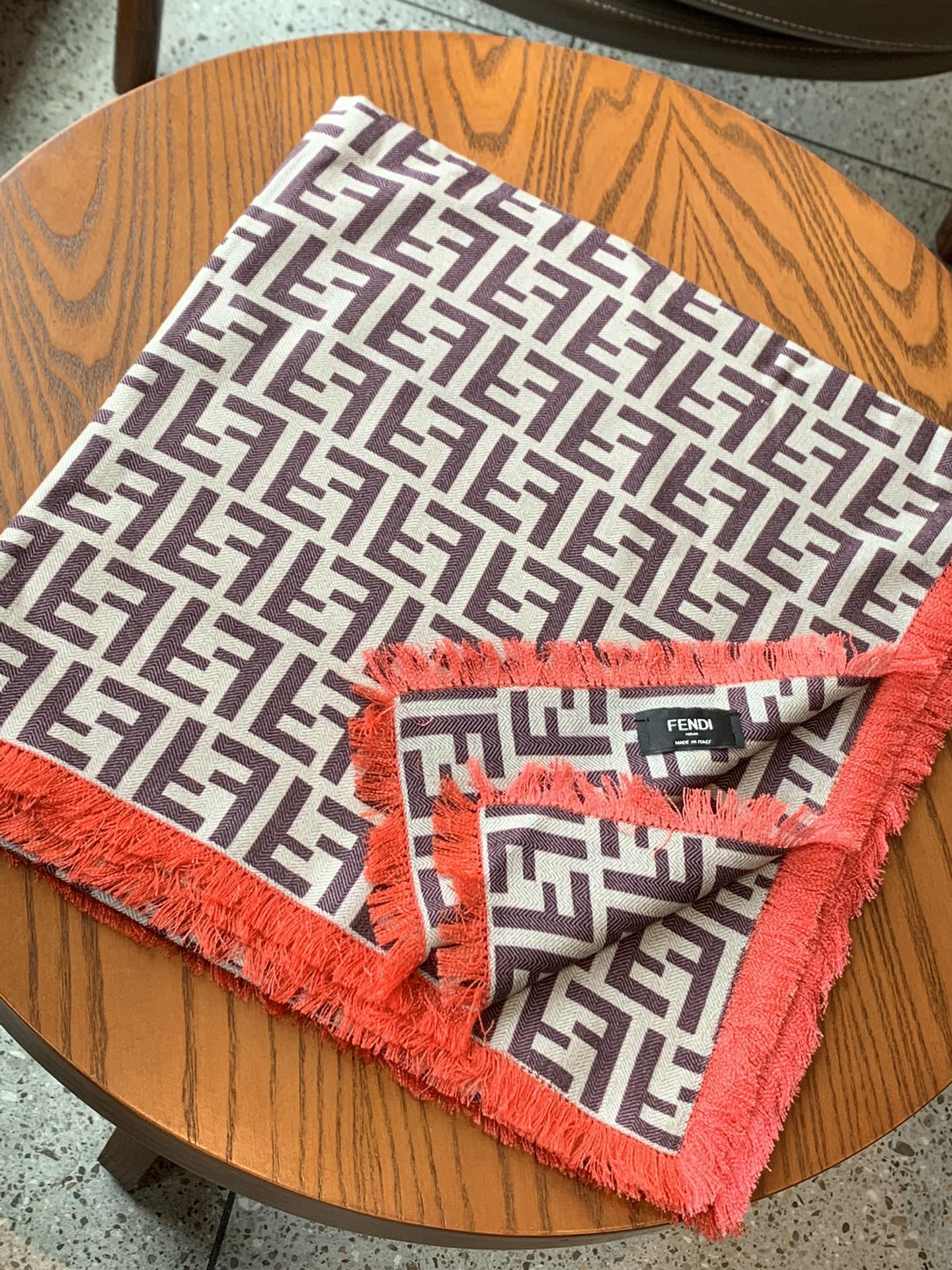 Двусторонний бархатный шарф Fendi с монохромным принтом - 140 см - Высококачественный двусторонний принт, натуральный материал - 1 шт.