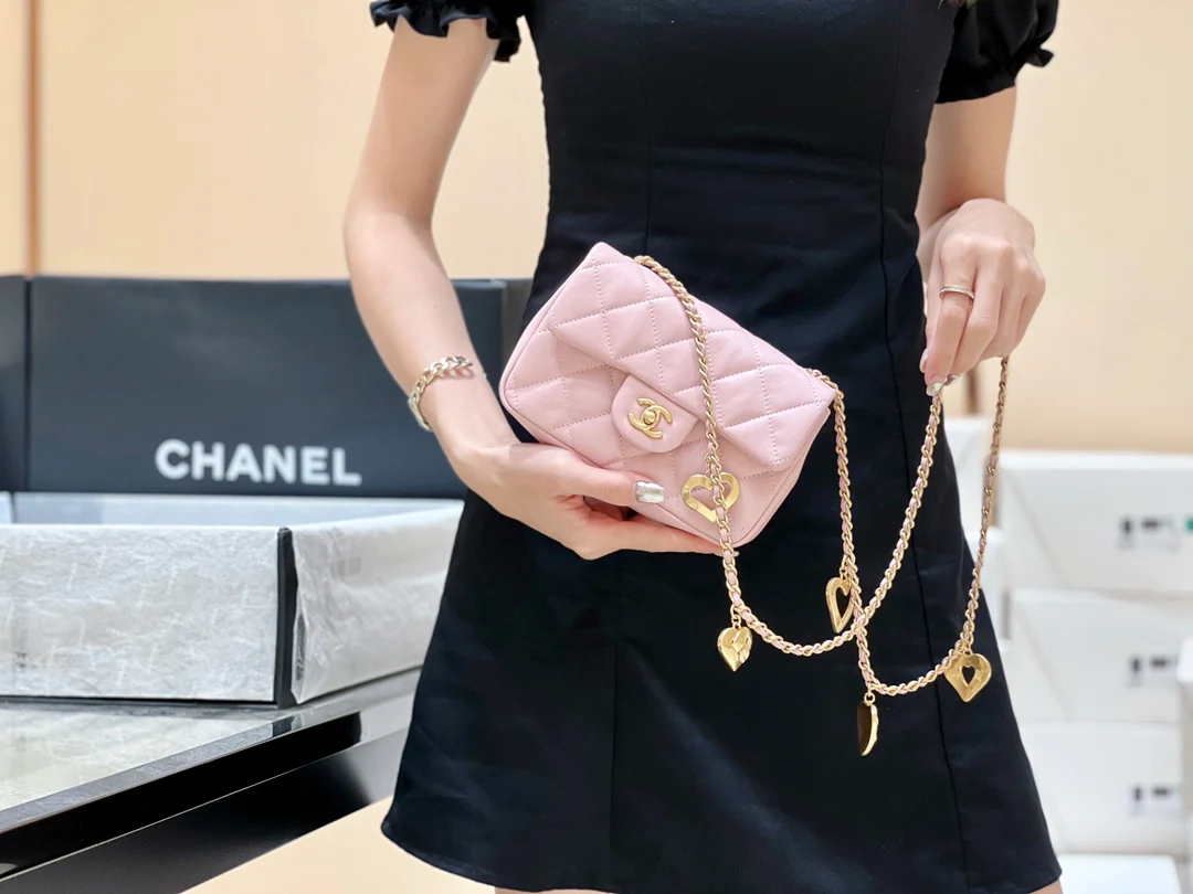 Новинка сезона осень/зима 2022 от Chanel - Сумка с подвеской в ??виде сердца на цепочке - Лимитированная серия - 3 цвета (ZP) - Маленький размер