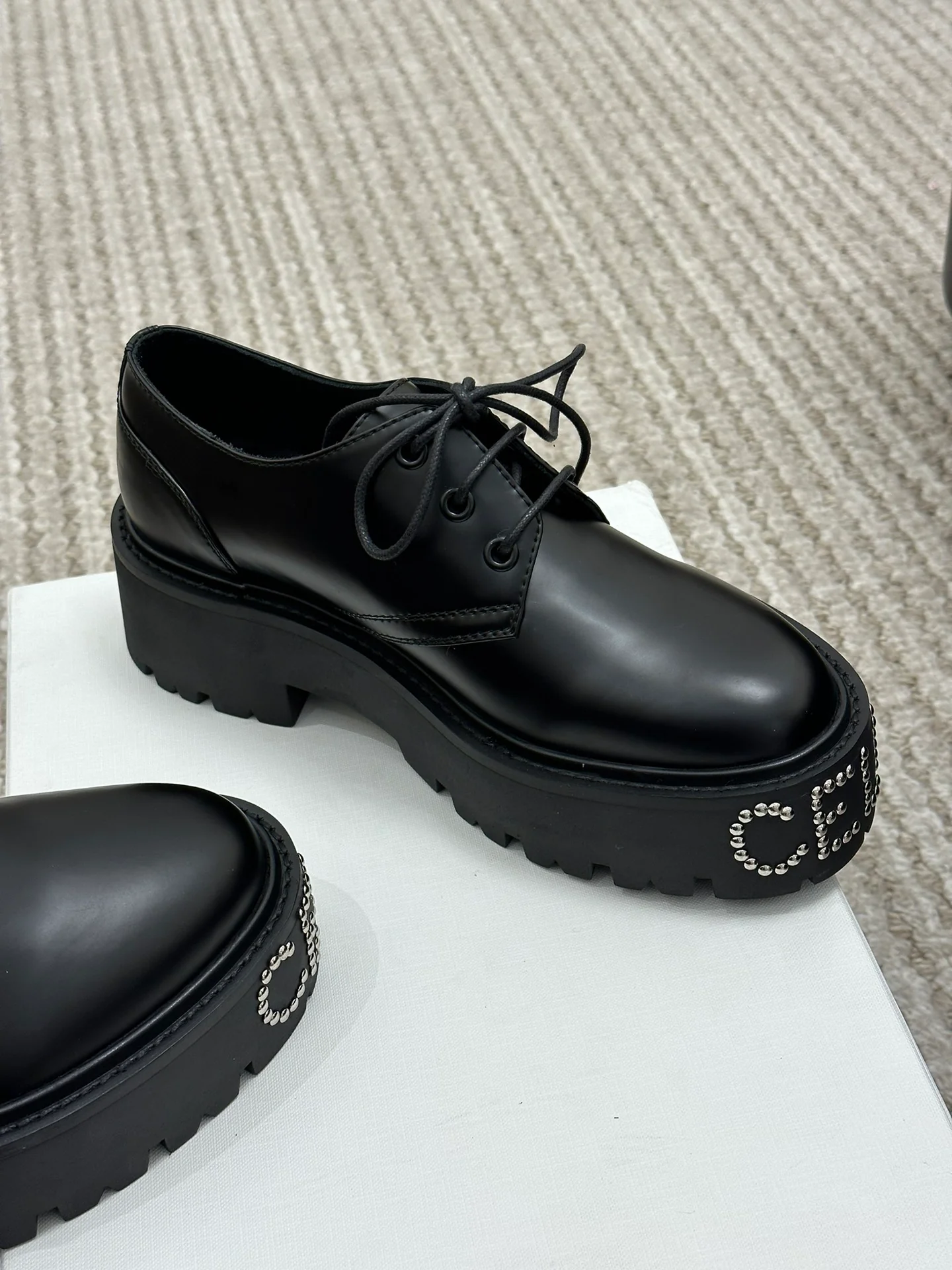 Новинка сезона весна/лето 2023 от Celine - Лоферы на платформе - Матовый черный