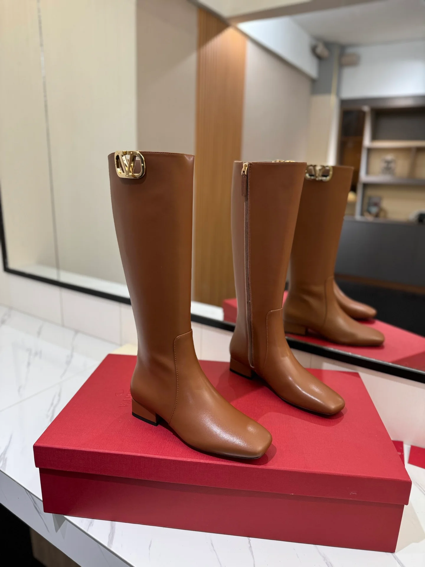 Кожаные сапоги Valentino 2024 - Кофейно-коричневый