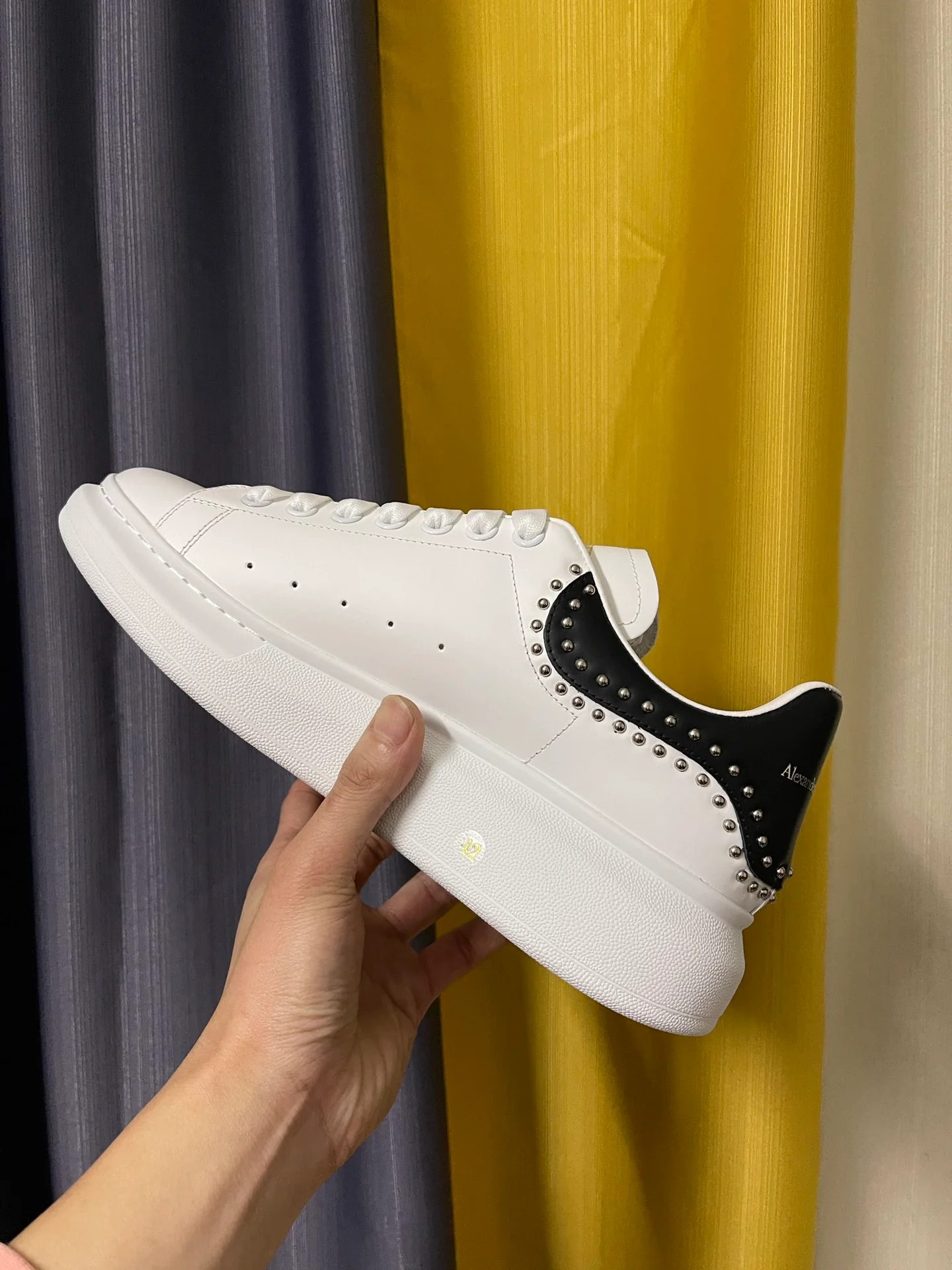 Классические белые кроссовки McQueen - унисекс - черная кожа на каблуке - круглые заклепки