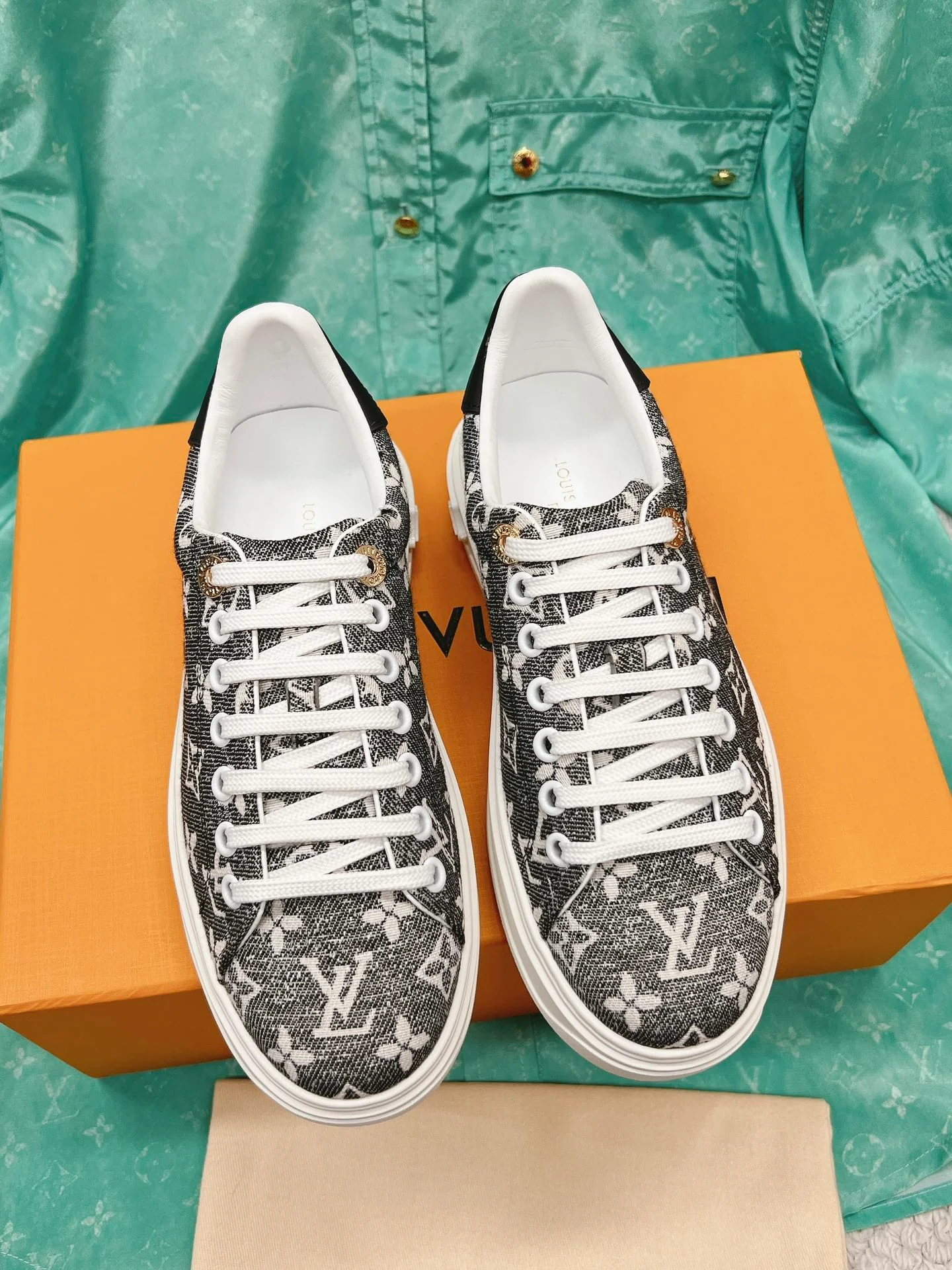 LV-Vuitton-Yayoi Kusama-Classic White Sneakers-Grey