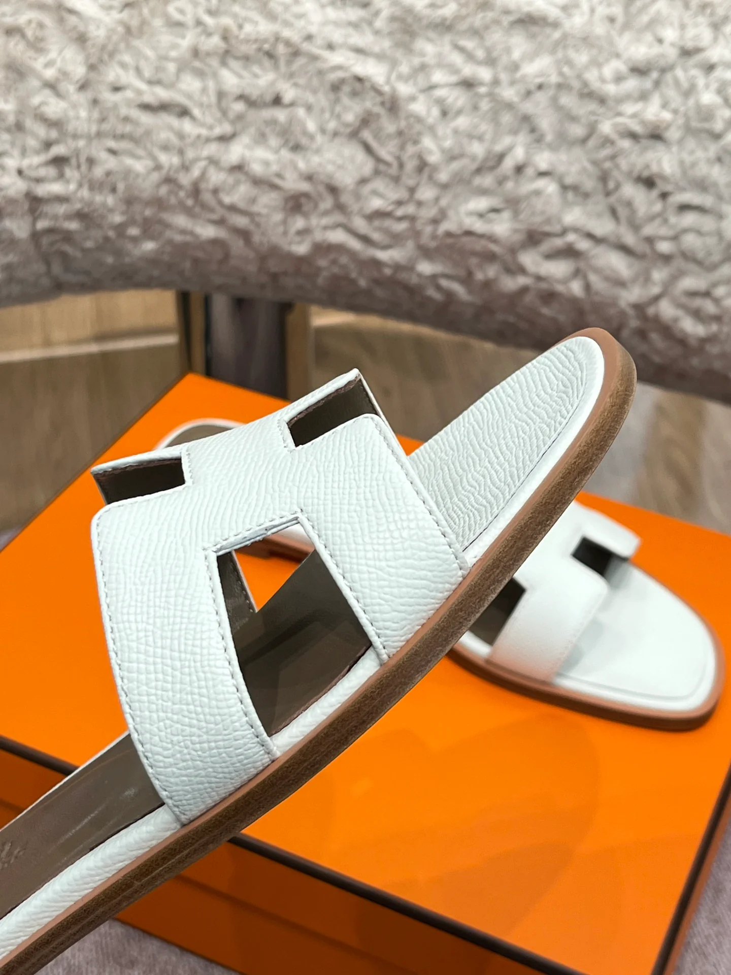 Новинка сезона весна/лето 2022 от Hermes - плоские тапочки H - 1