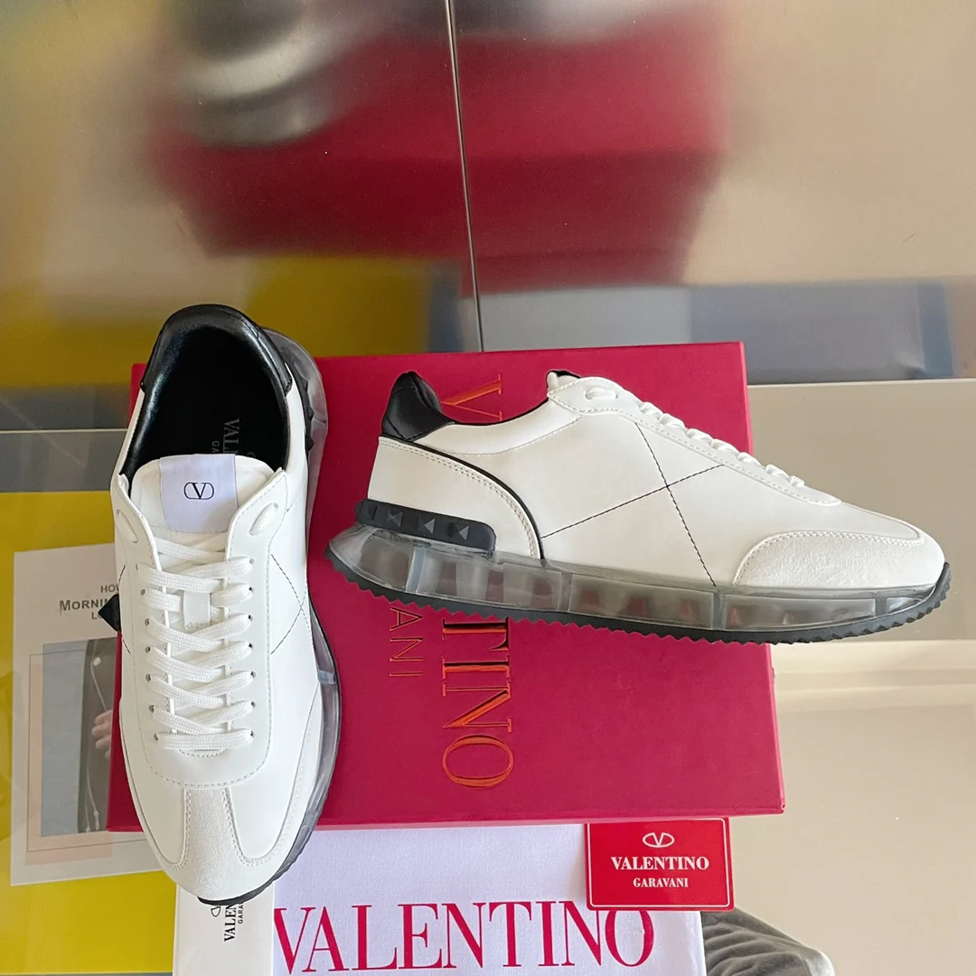 Valentino - Спортивные туфли с заклепками по периметру - Парные - Черная отделка