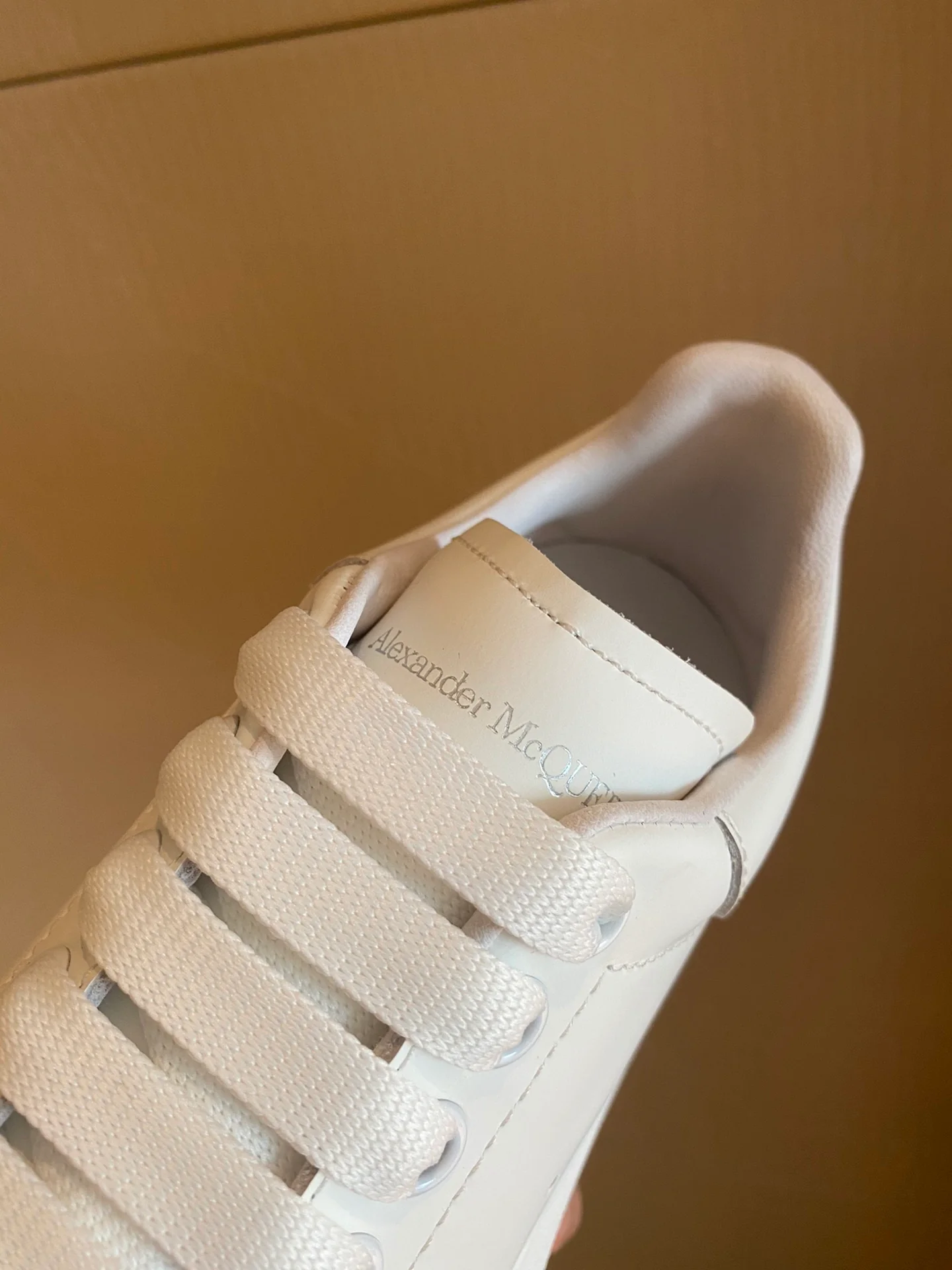 McQueen - Классические белые кроссовки - Улыбающаяся пятка - Белые