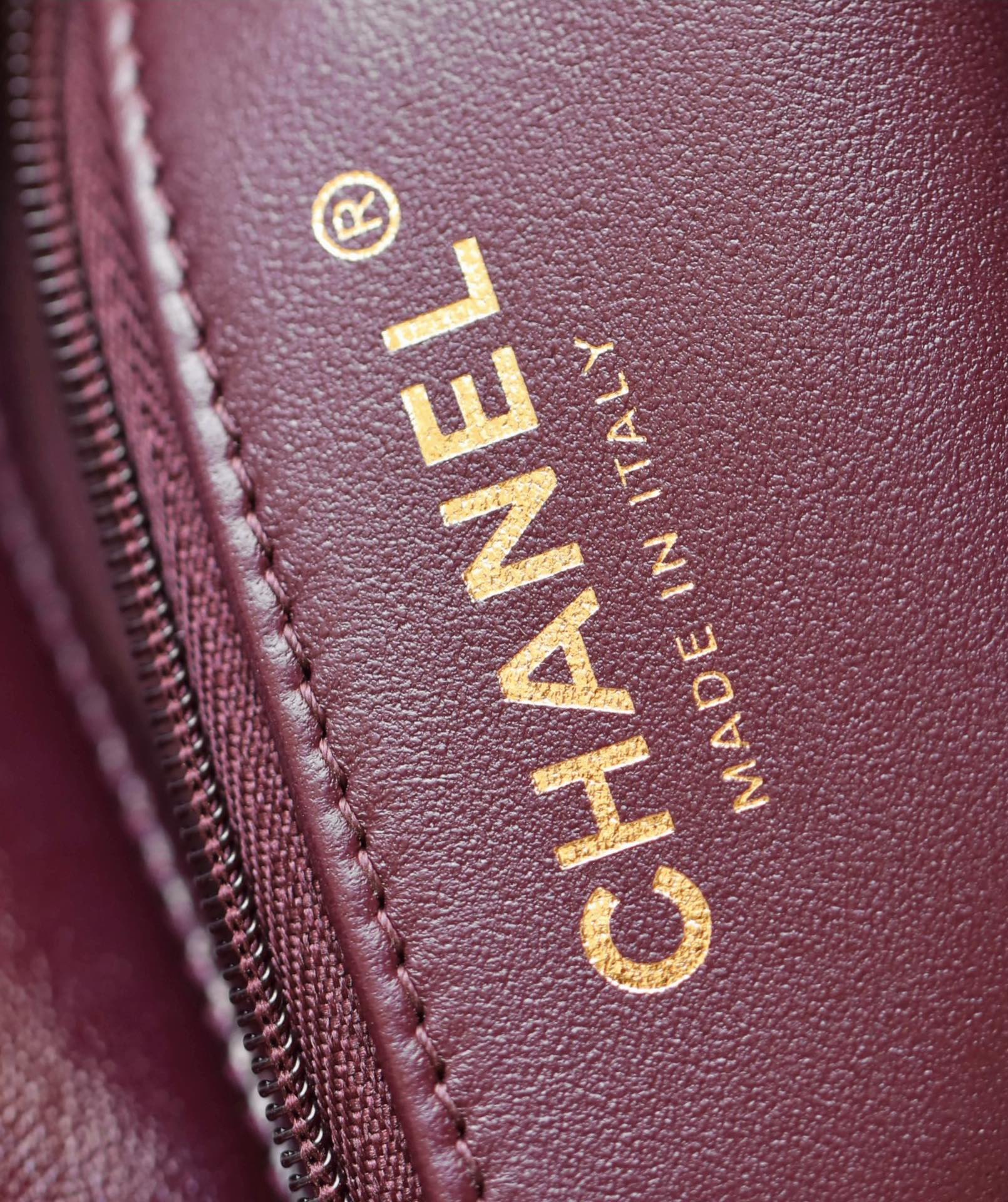 Маленькая бордовая сумочка Chanel с клапаном и привинчивающейся ручкой.