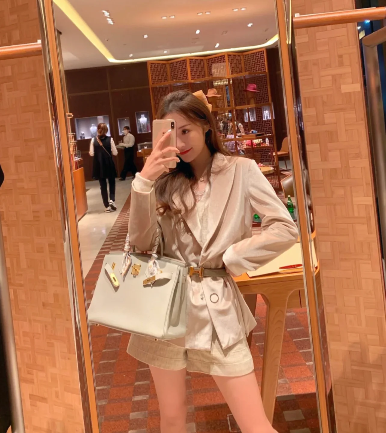 Сумка Hermes Birkin 30 Togo 80 жемчужно-серого цвета с золотой фурнитурой.