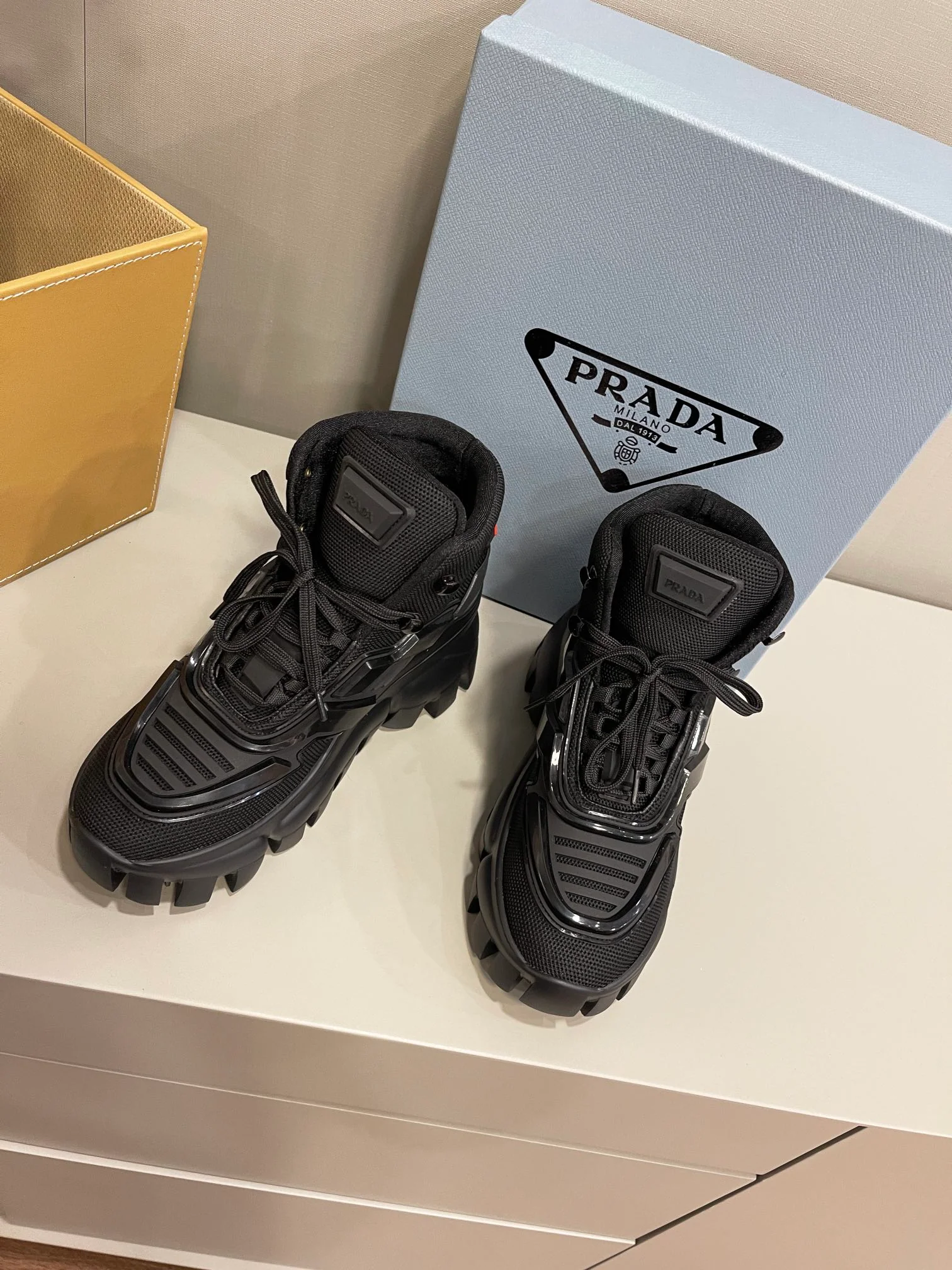 Новинка сезона весна/лето 2022 от Prada - повседневные ботильоны на платформе.