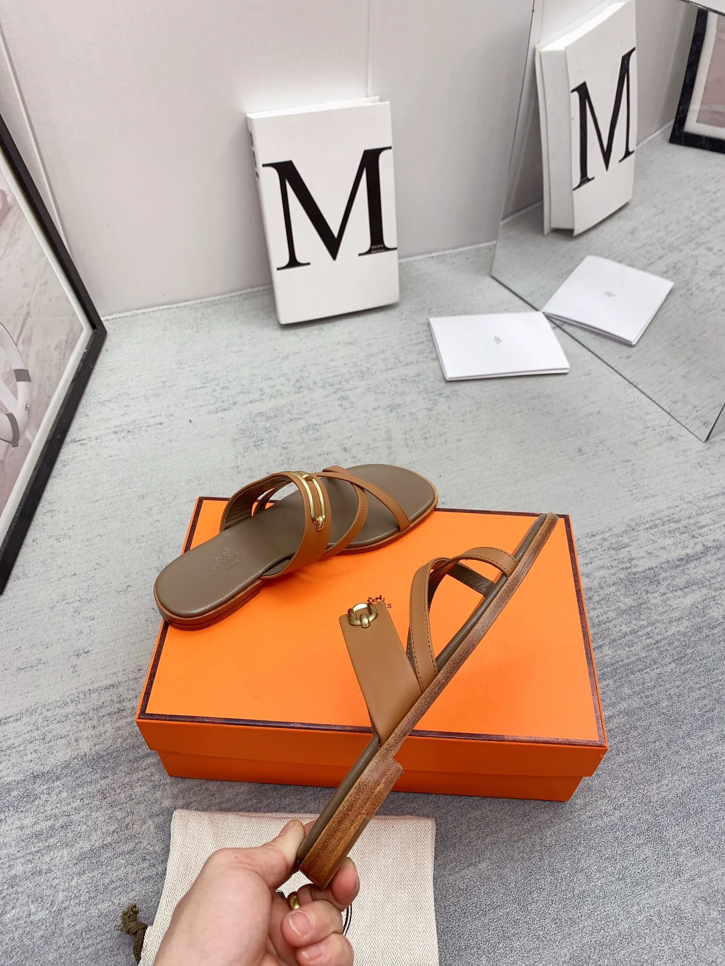 Новинка сезона весна/лето 2022 от Hermes - Текстурированные плоские тапочки - 2 шт.