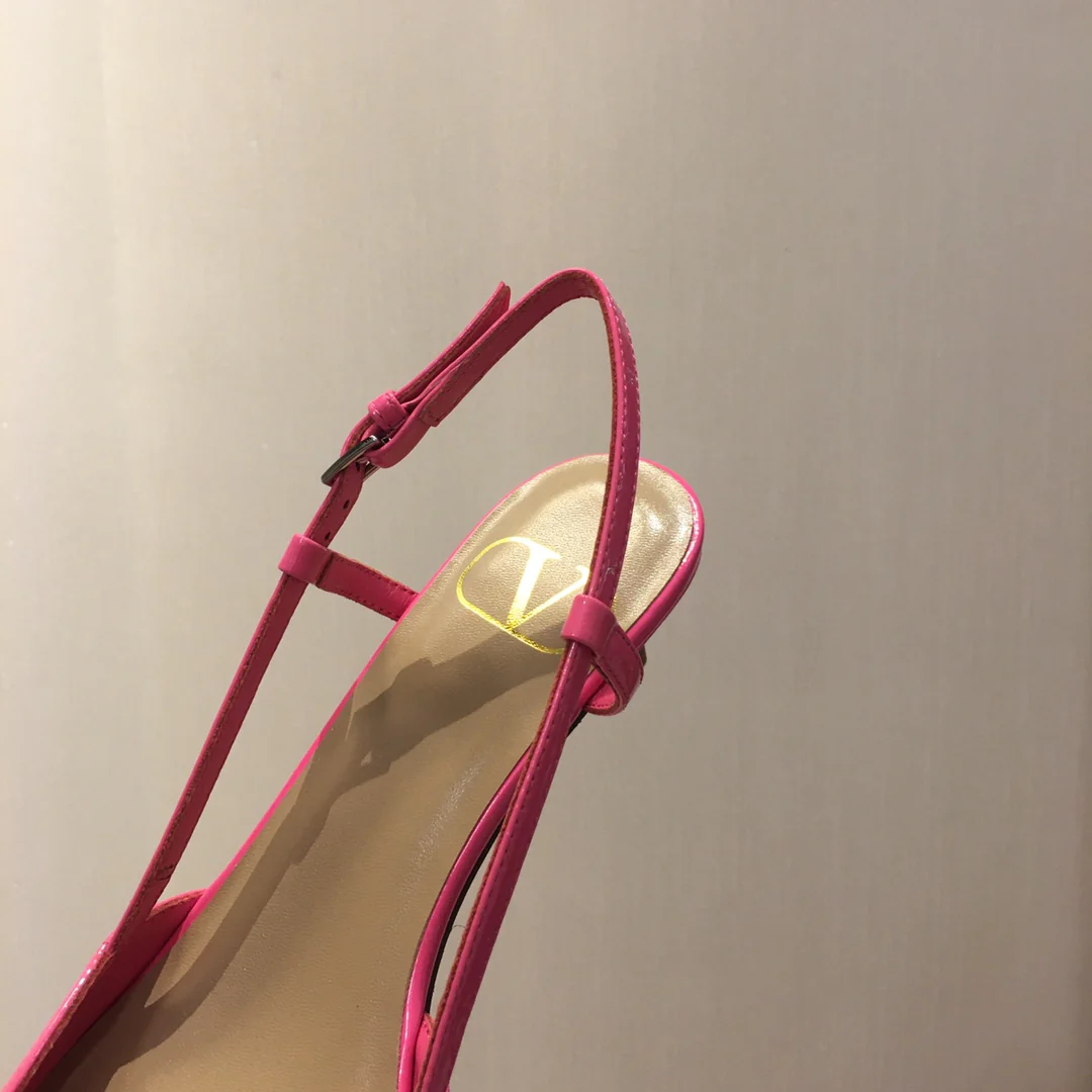 Лакированные босоножки Valentino на низком каблуке с острым носком — розовые.