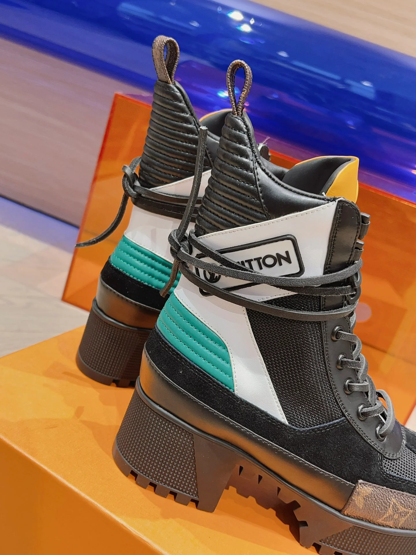 Классические ботинки Dr. Martens на высоком каблуке от LV — бело-голубая монограмма.