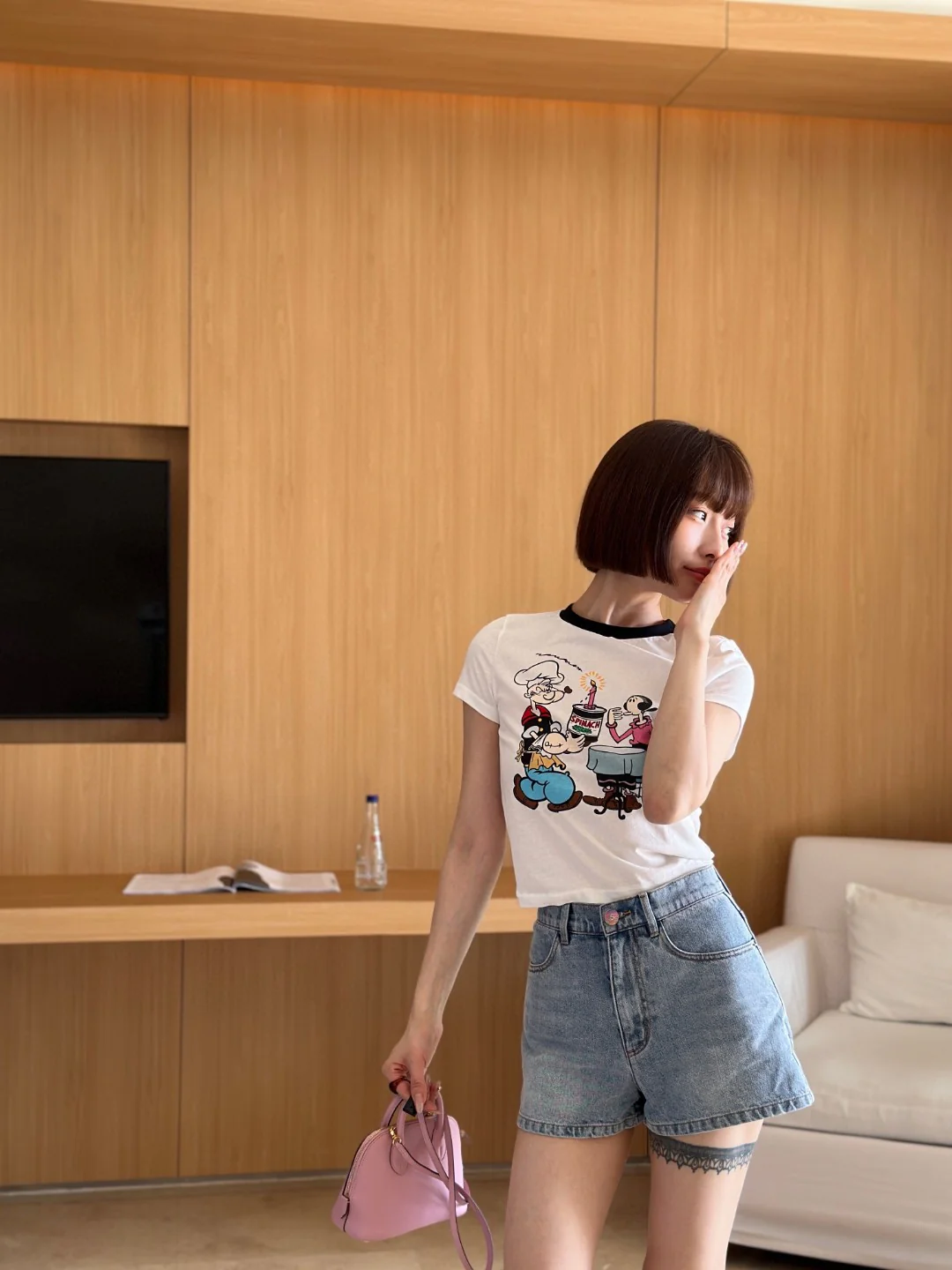 Джинсовые шорты Chanel 2403 с высокой талией и пуговицей в стиле Chanel.