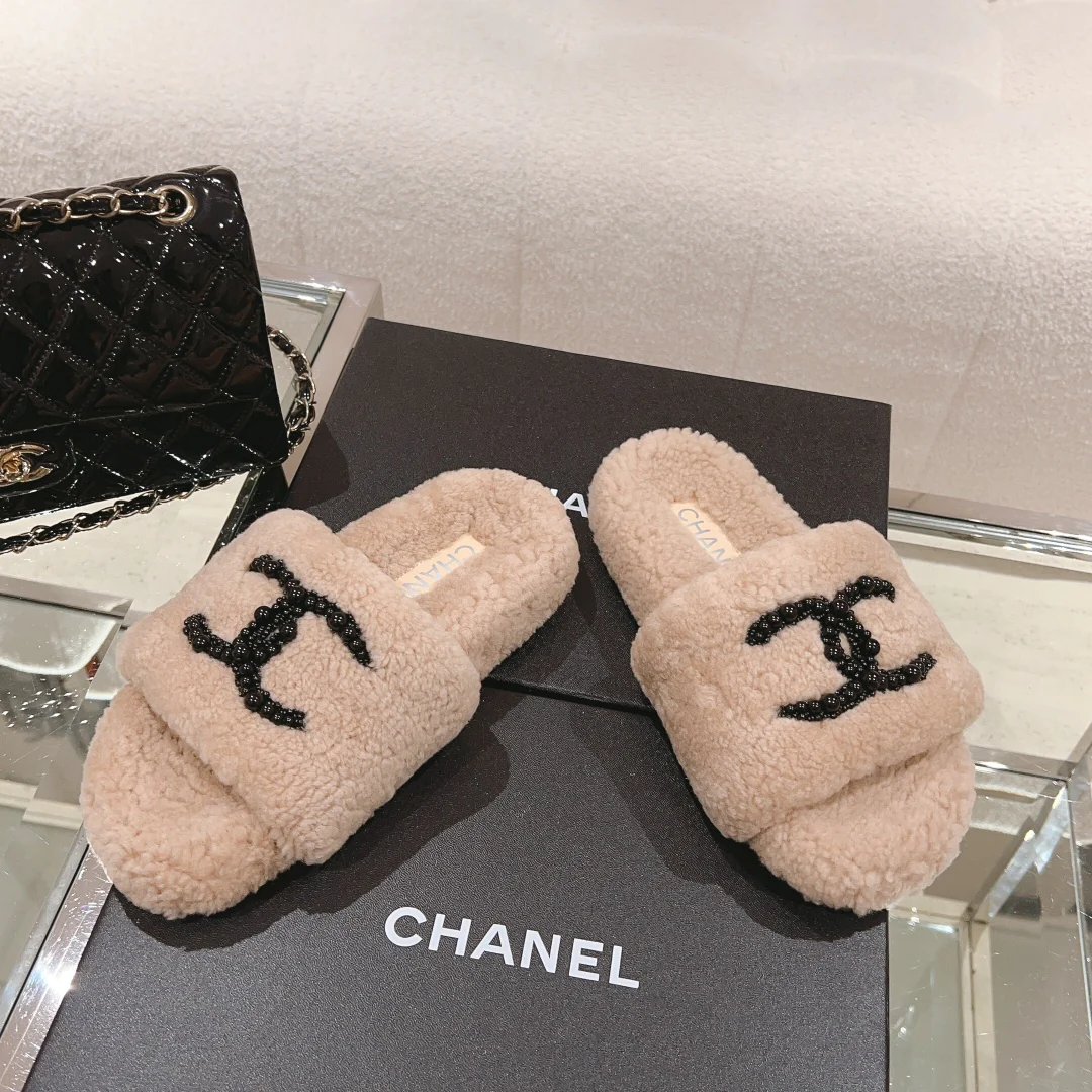 Новинка сезона осень/зима 2023 от Chanel - Меховые тапочки - Светло-коричневые