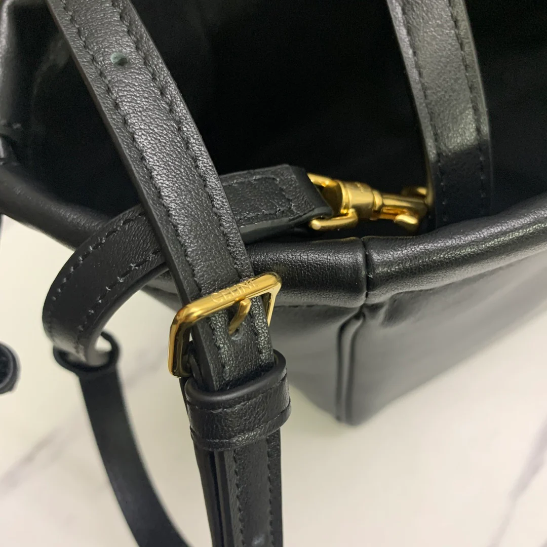 Сумка Celine Cabas Triomphe из гладкой кожи с завязками — черная — маленькая