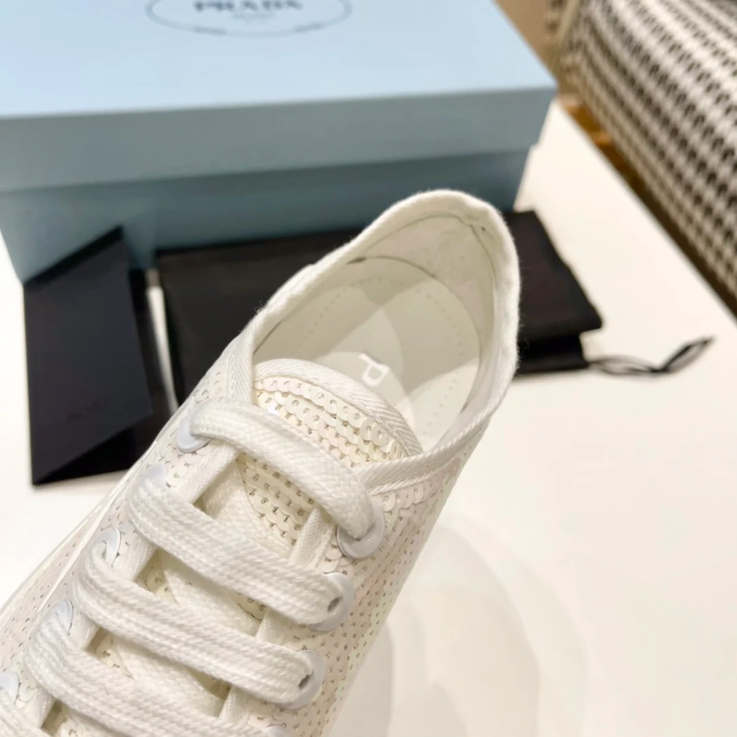 Обувь Prada - кроссовки Prada на платформе с пайетками - белые