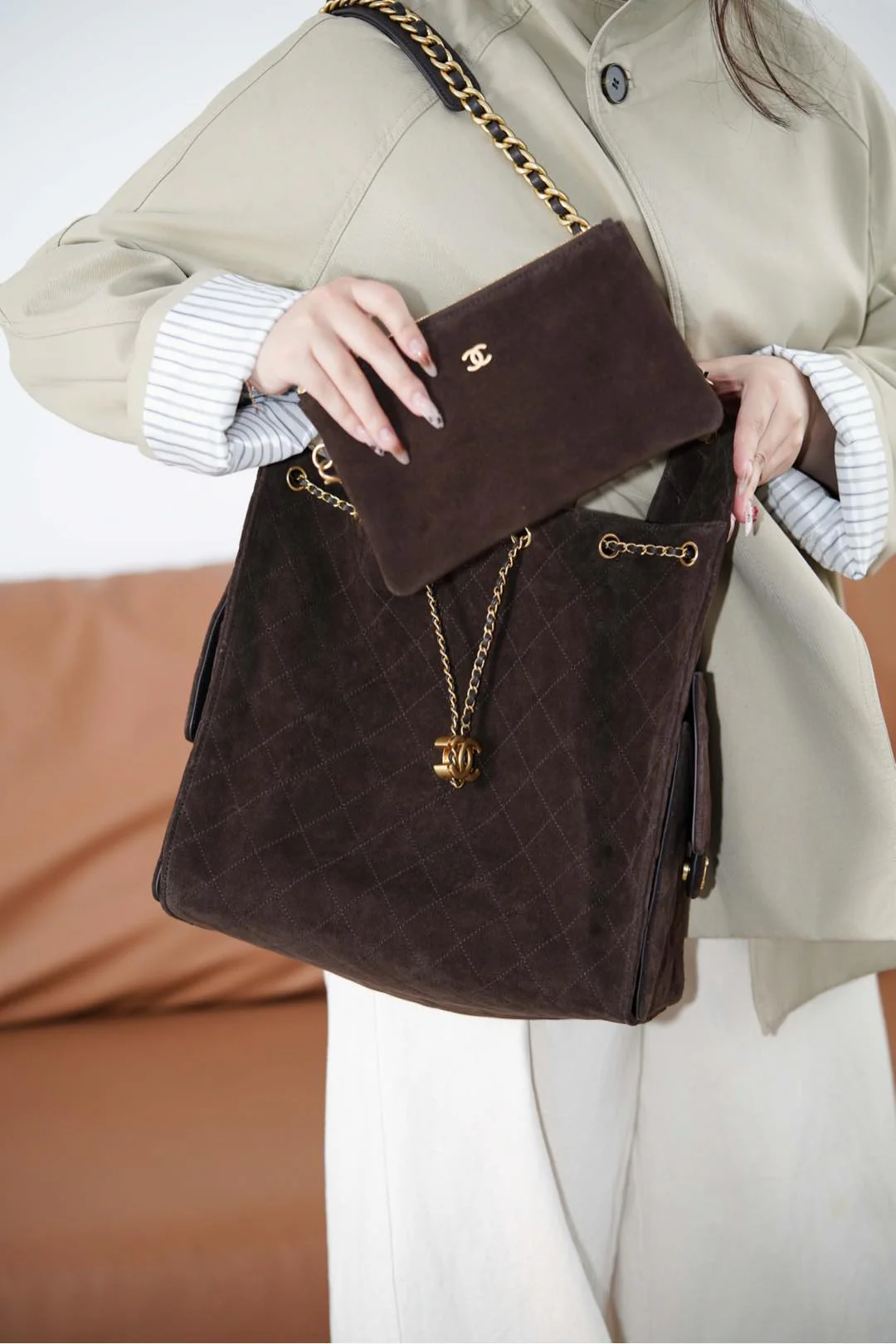 Сумка-ведро Chanel на завязках - замшевая сумка-хобо - большая, коричневая - золотистая фурнитура